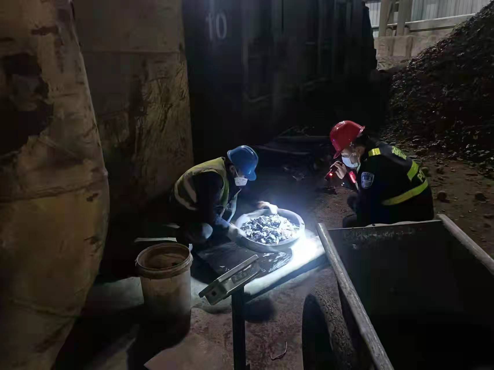 蛛絲馬跡尋線索 內(nèi)保監(jiān)督勇?lián)?dāng)