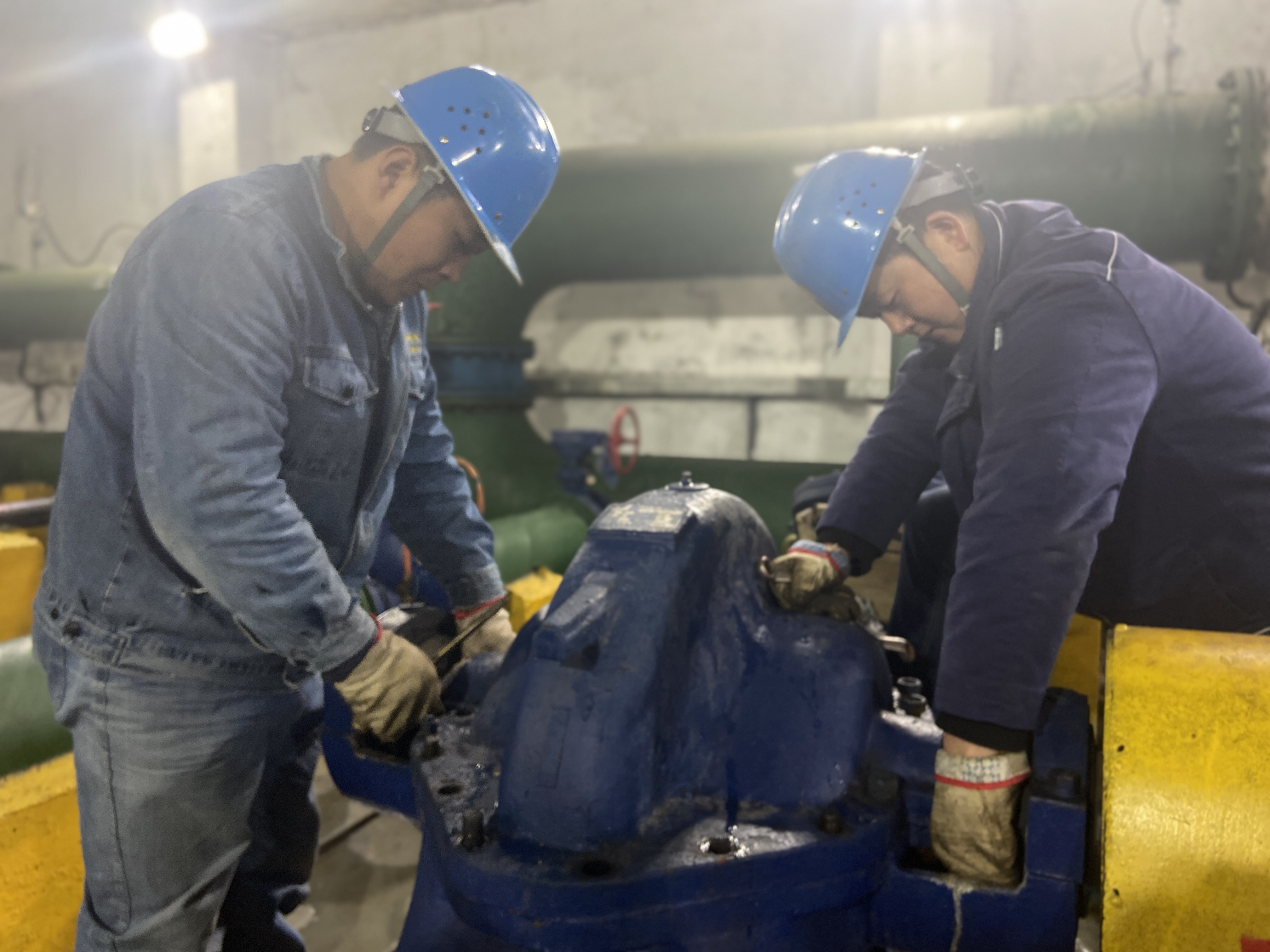 他們，用“敬業(yè)?！焙铣伞捌桨哺！? title=