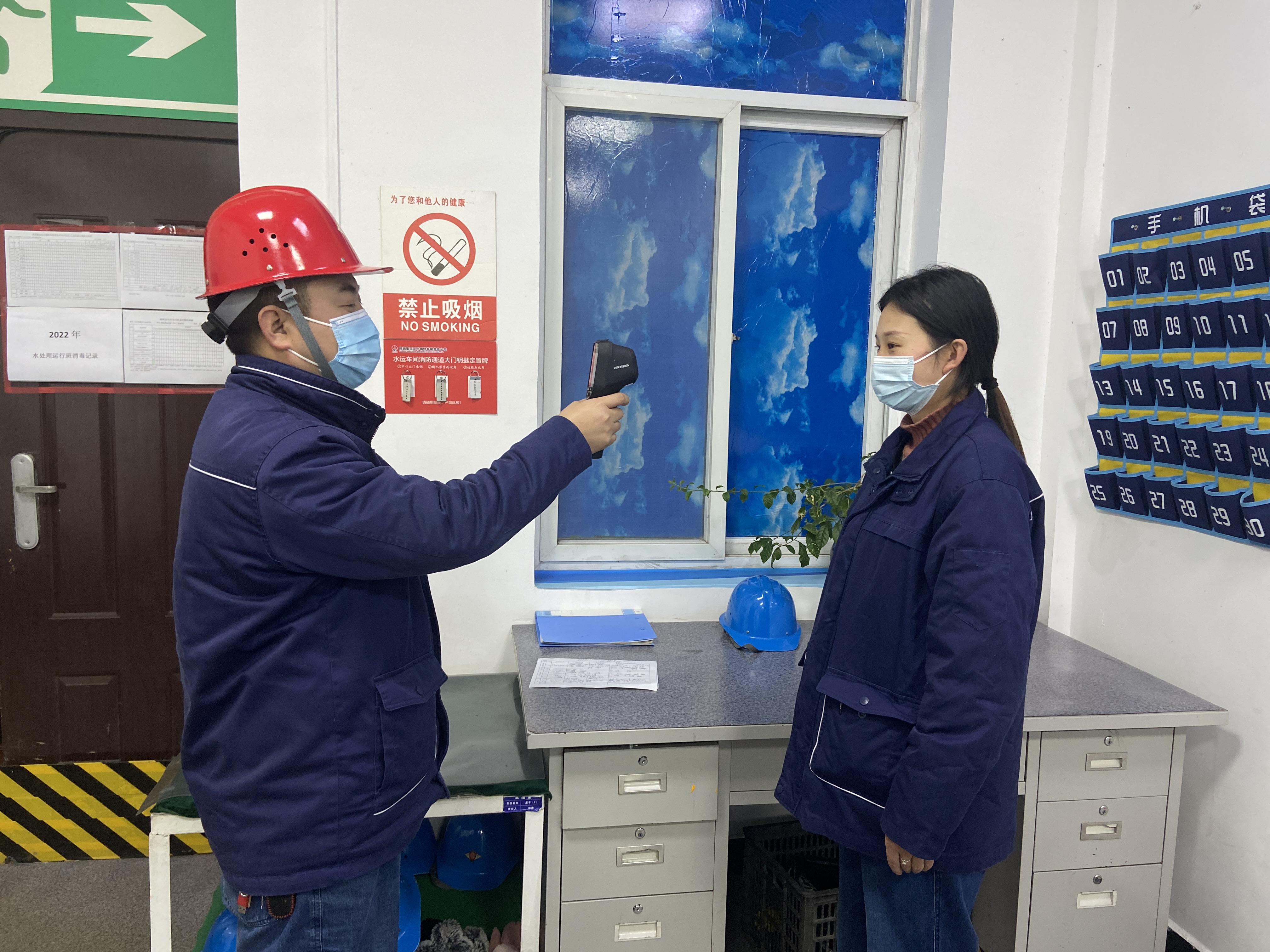 他們，用“敬業(yè)?！焙铣伞捌桨哺！? title=