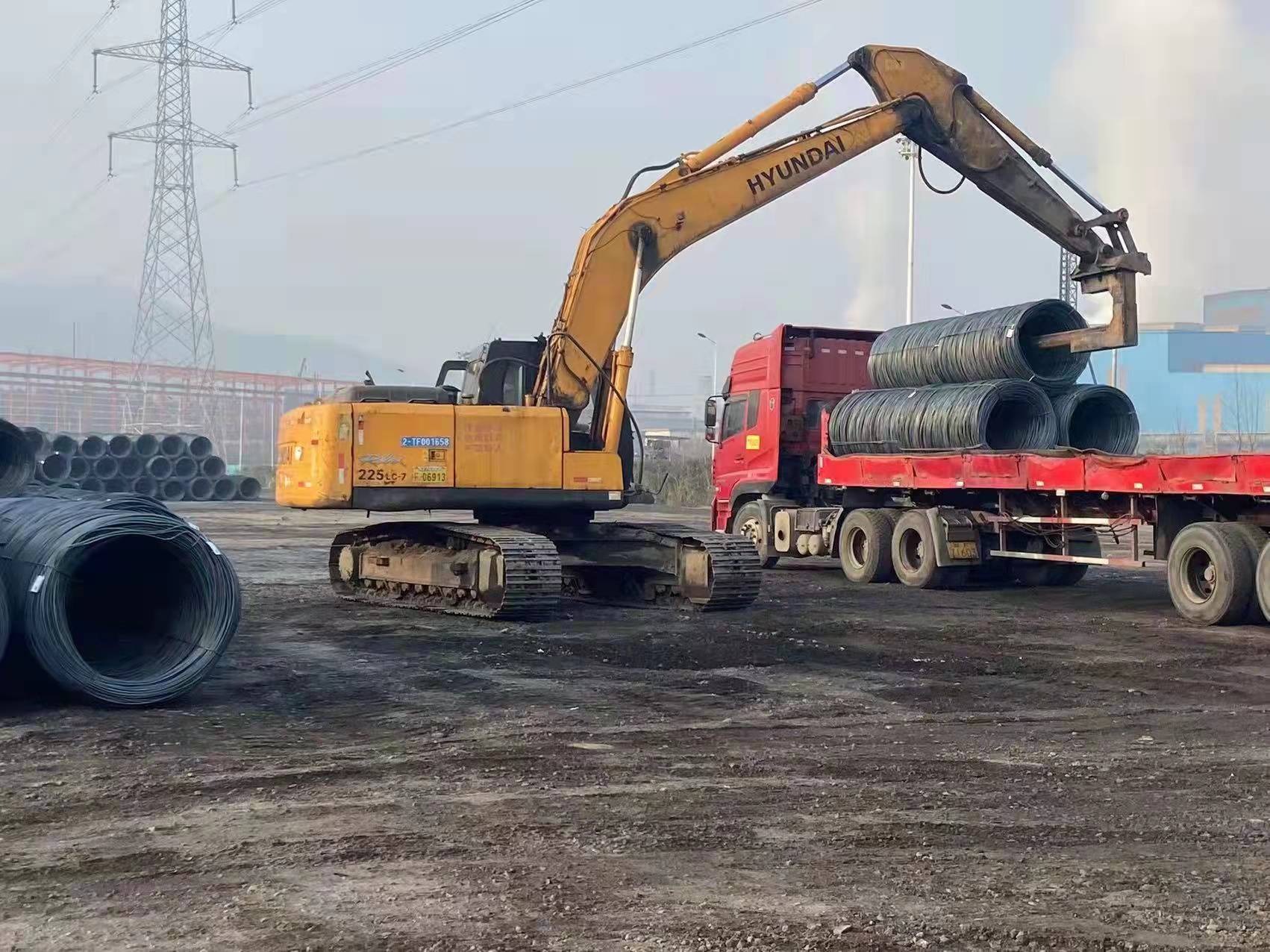 物流中心：改造挖機(jī)裝卸鋼材   行之所至顯擔(dān)當(dāng)