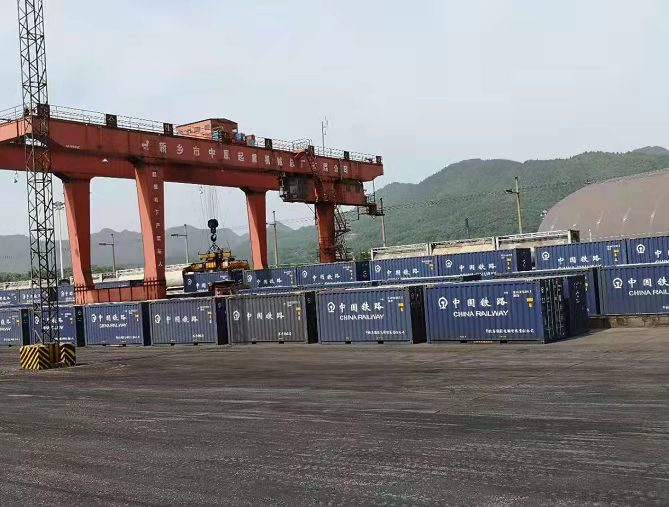 集裝箱卸車喜迎新年開門紅！