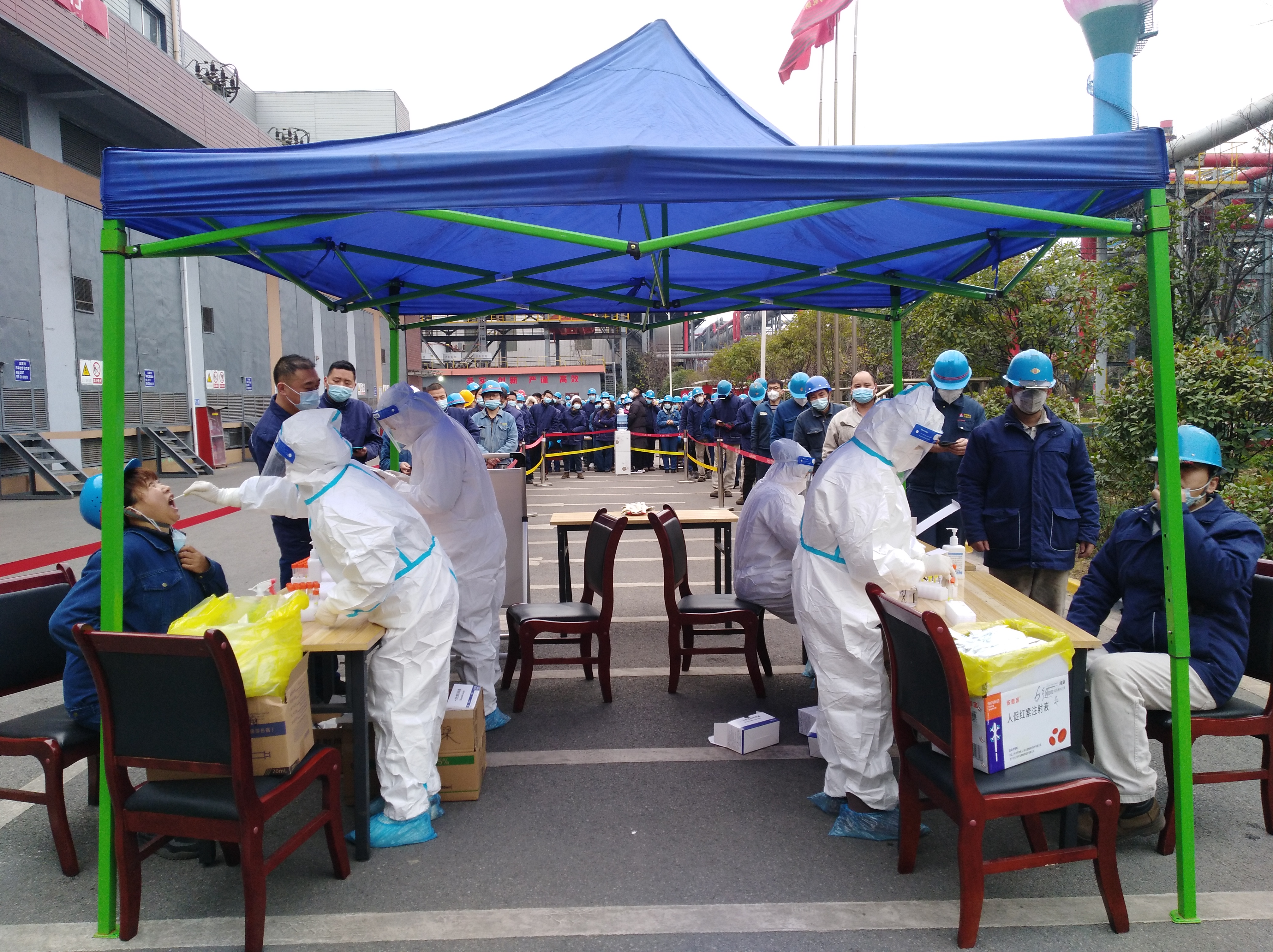 漢鋼公司軋鋼廠“紅馬甲”“黃袖章”  “疫”路有愛更有擔(dān)當(dāng)