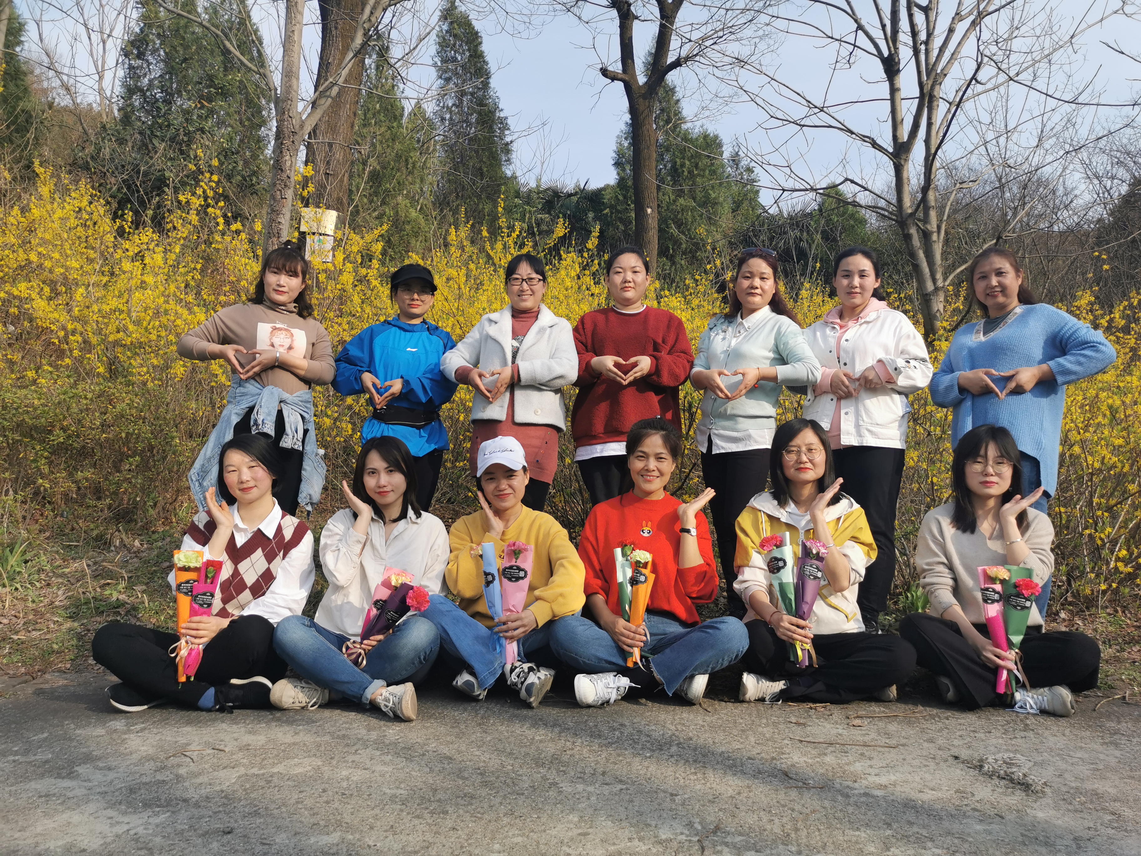 巾幗英姿展風(fēng)采，擔(dān)當(dāng)奉獻(xiàn)綻芳華