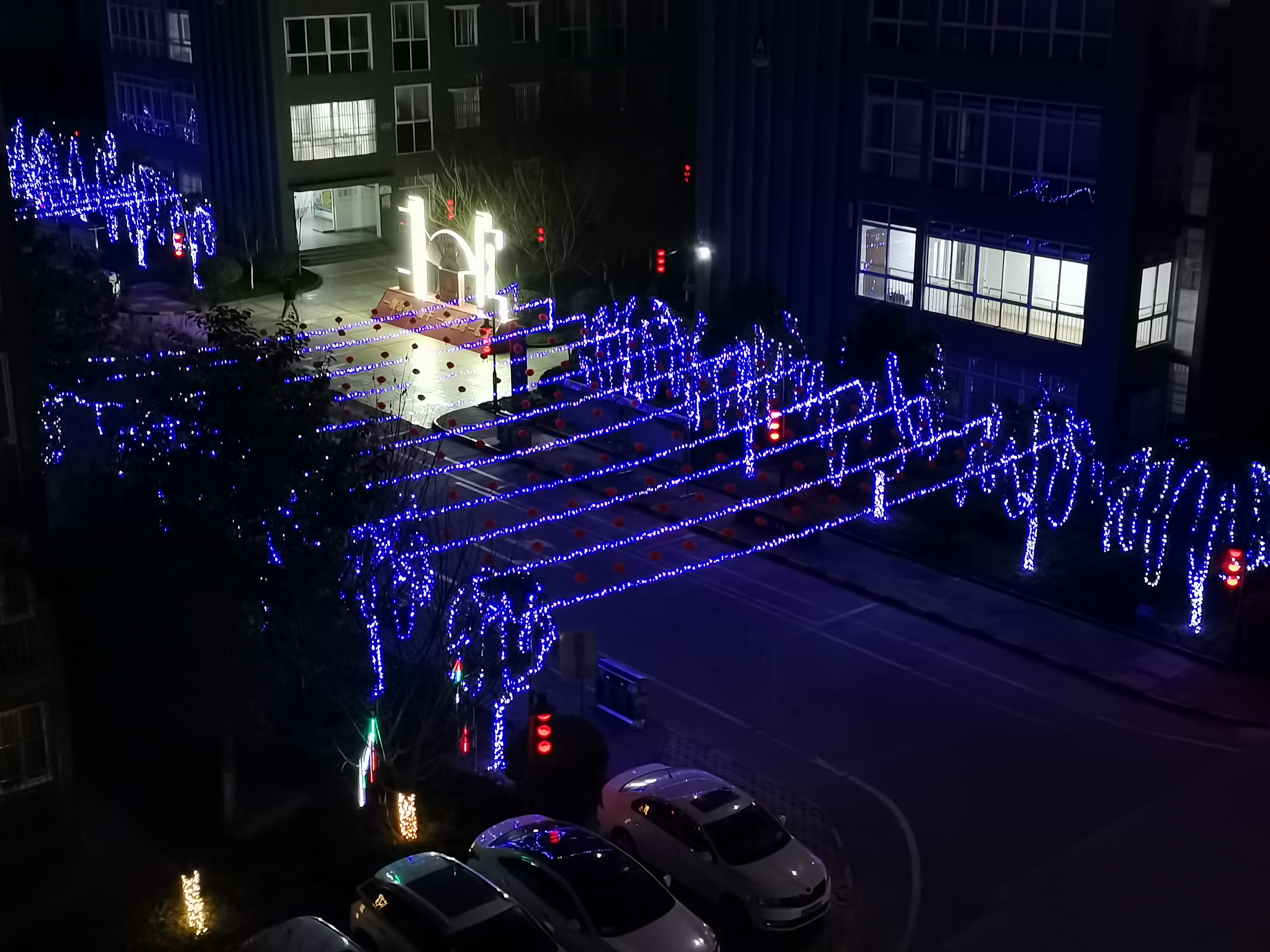 又是一年新春到  紅紅的燈籠美美的花 ——旅游后勤部精心開展春節(jié)氛圍營造工作