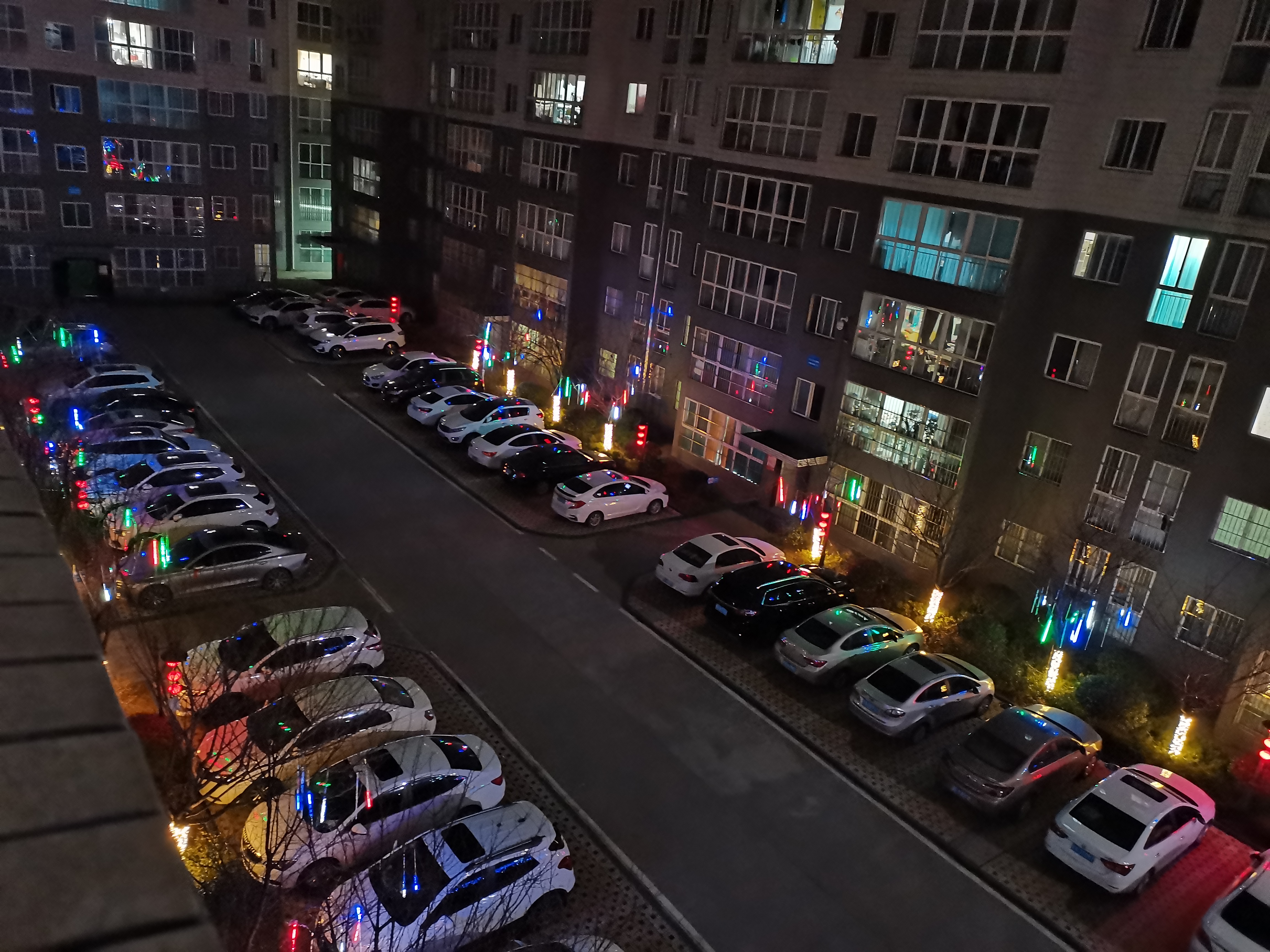 又是一年新春到  紅紅的燈籠美美的花 ——旅游后勤部精心開展春節(jié)氛圍營造工作