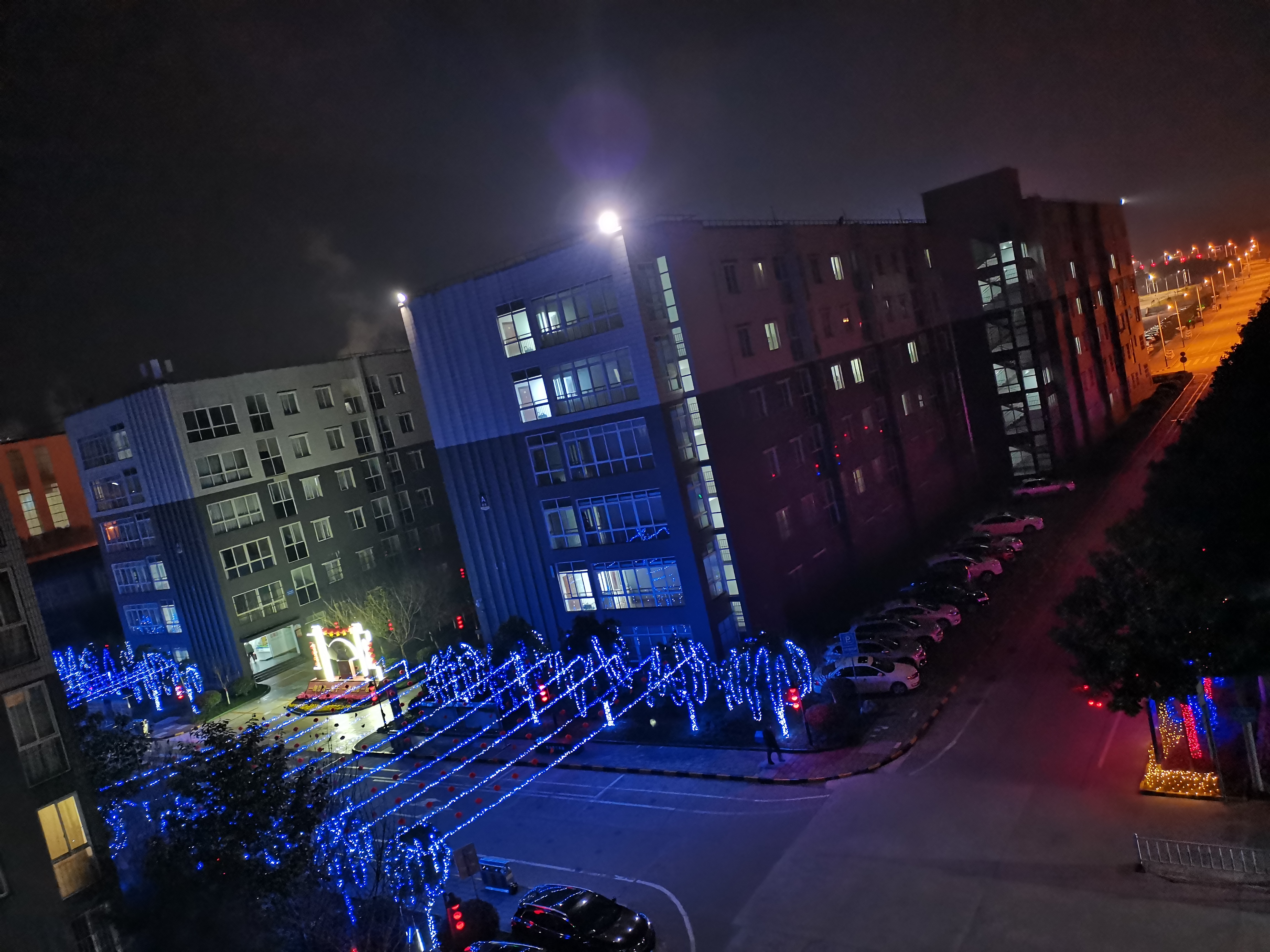 又是一年新春到  紅紅的燈籠美美的花 ——旅游后勤部精心開展春節(jié)氛圍營造工作