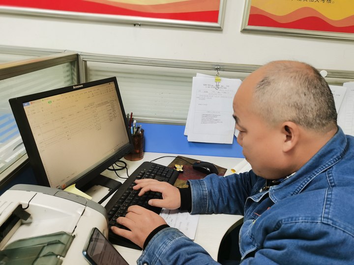 節(jié)日不停歇，堅(jiān)守崗位不松懈