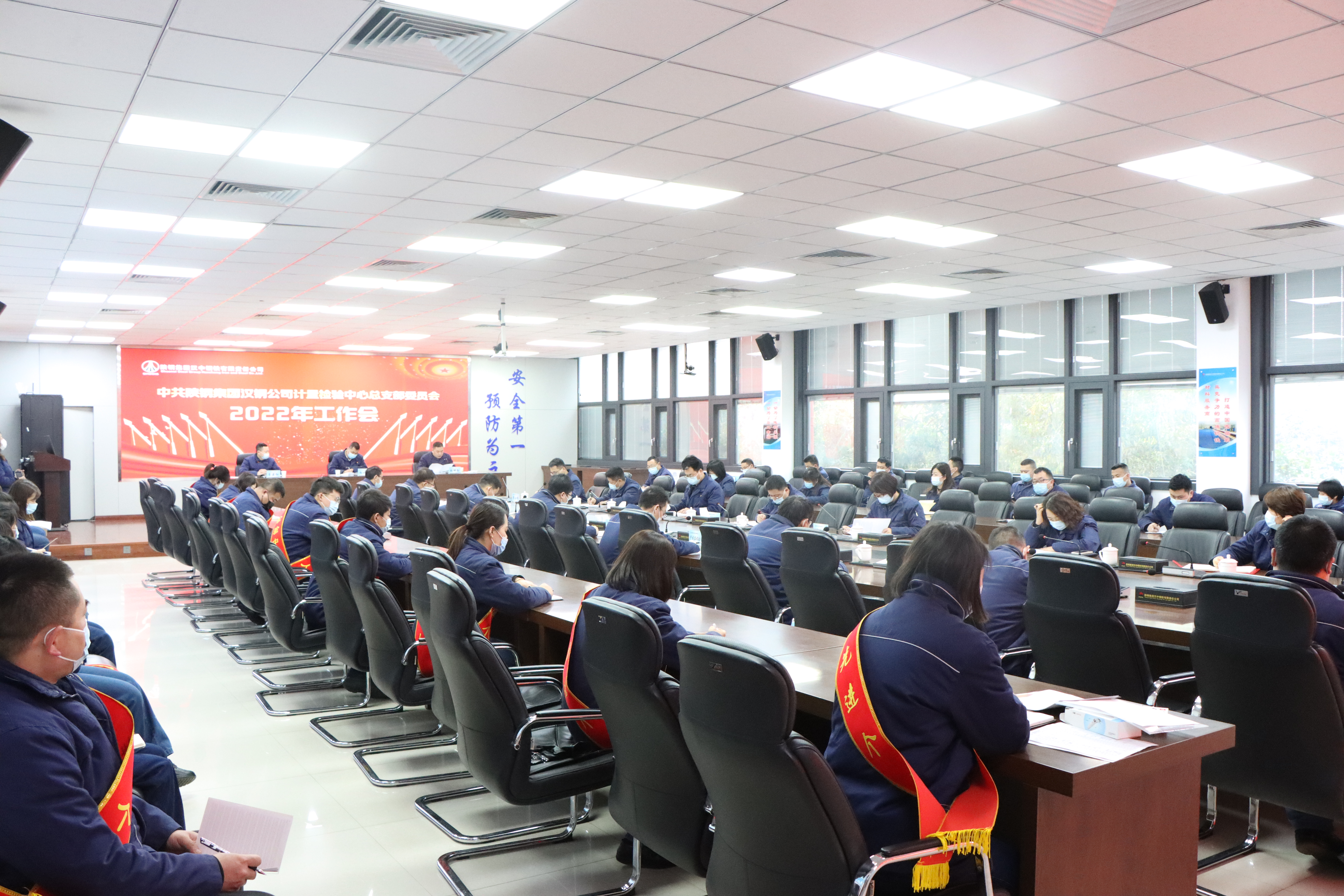 鋼城里的年，他們摁下奮斗“持續(xù)鍵”