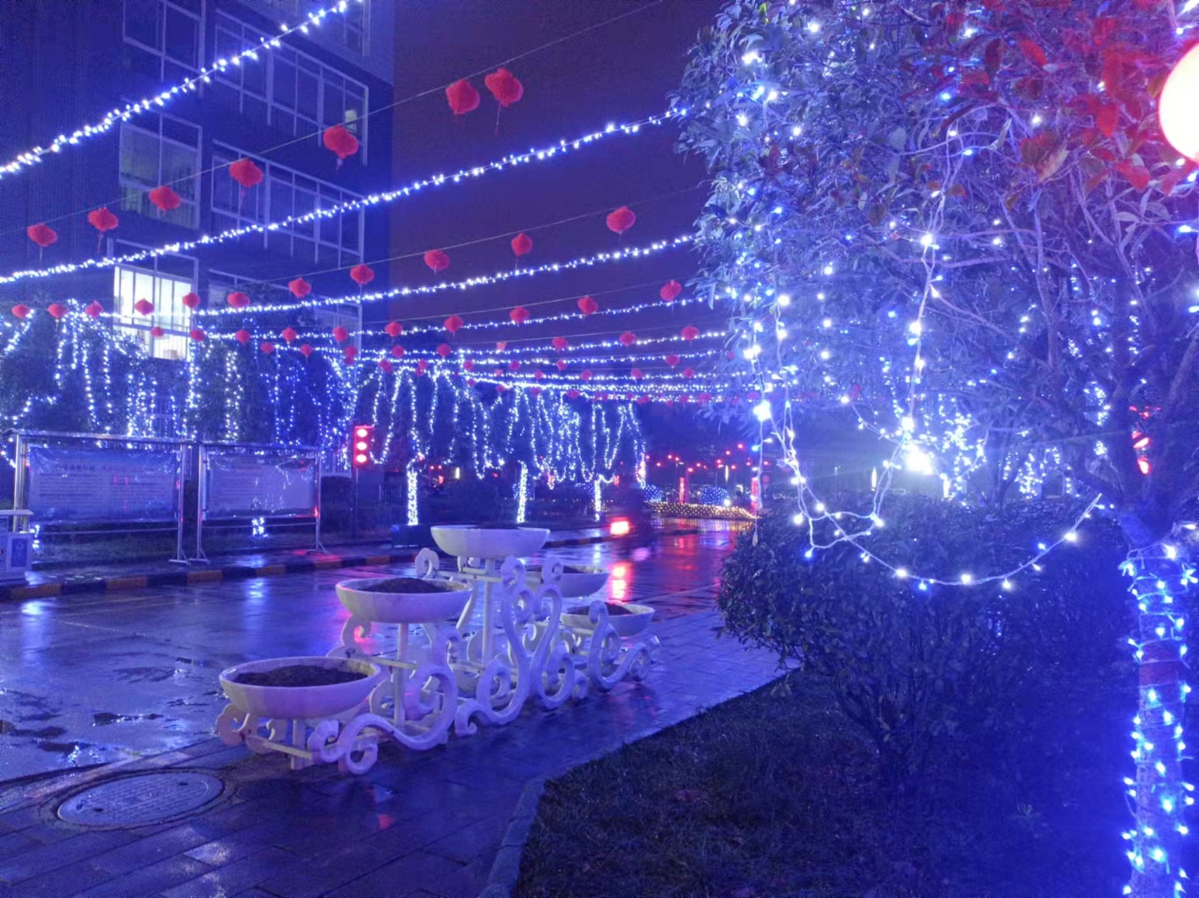 以廠為家，鐘情相伴