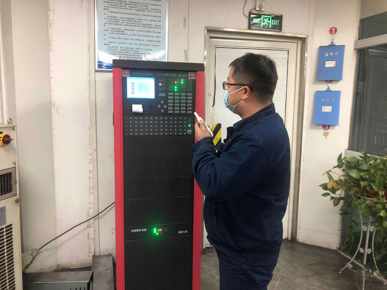 當(dāng)除夕之夜遇到“藍(lán)精靈”  為他們的擔(dān)當(dāng)點(diǎn)贊