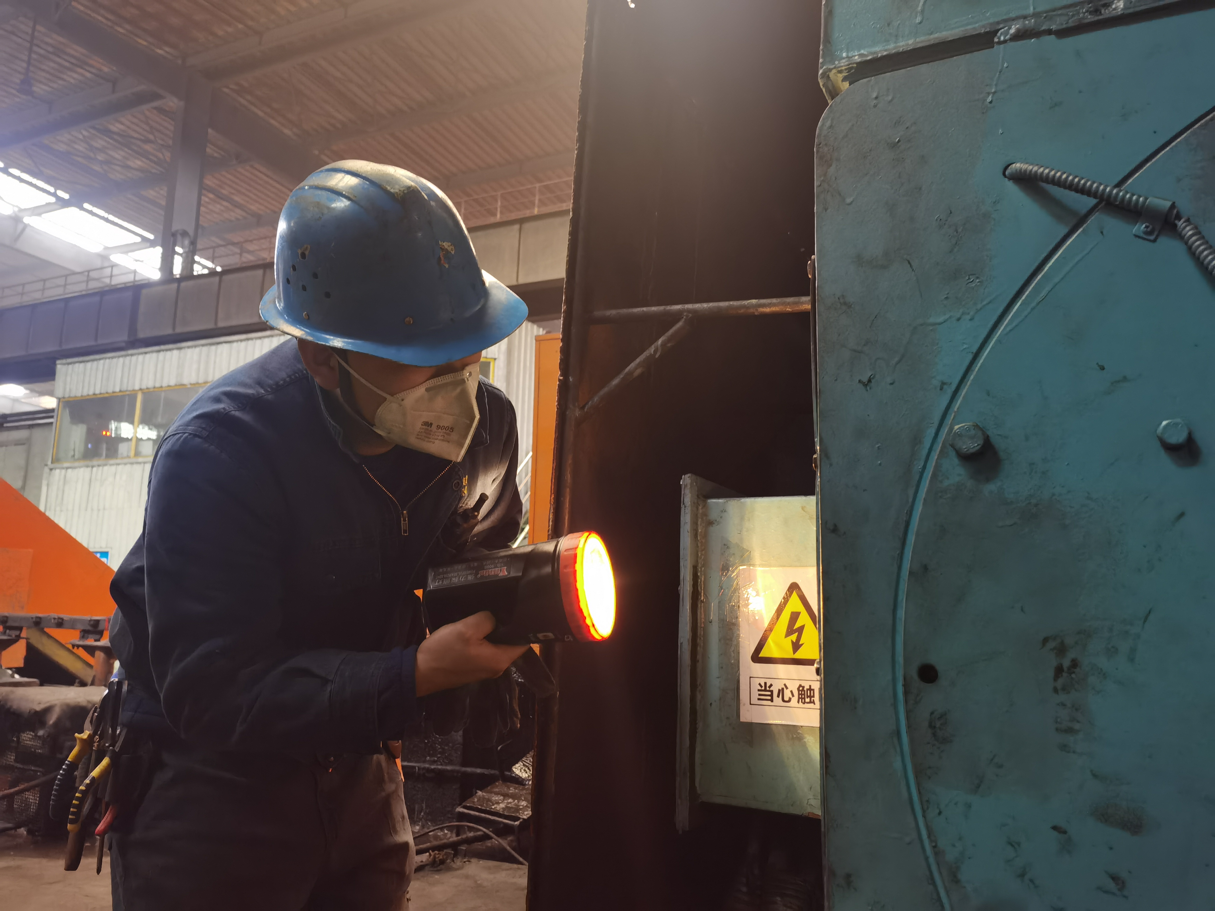 他是個(gè)維修達(dá)人  他叫余東東