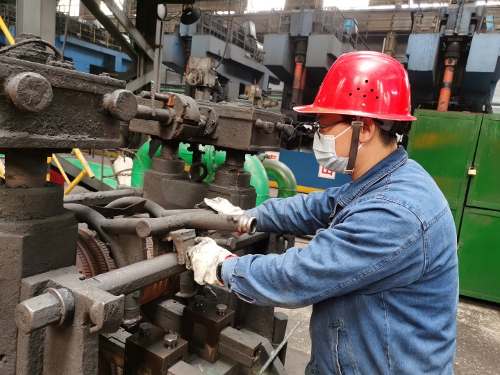 “鐵人”精神綻放時(shí)代光芒  奮斗的紅旗永不褪色 ——記2021年陜鋼集團(tuán)“先進(jìn)工作者”黃超