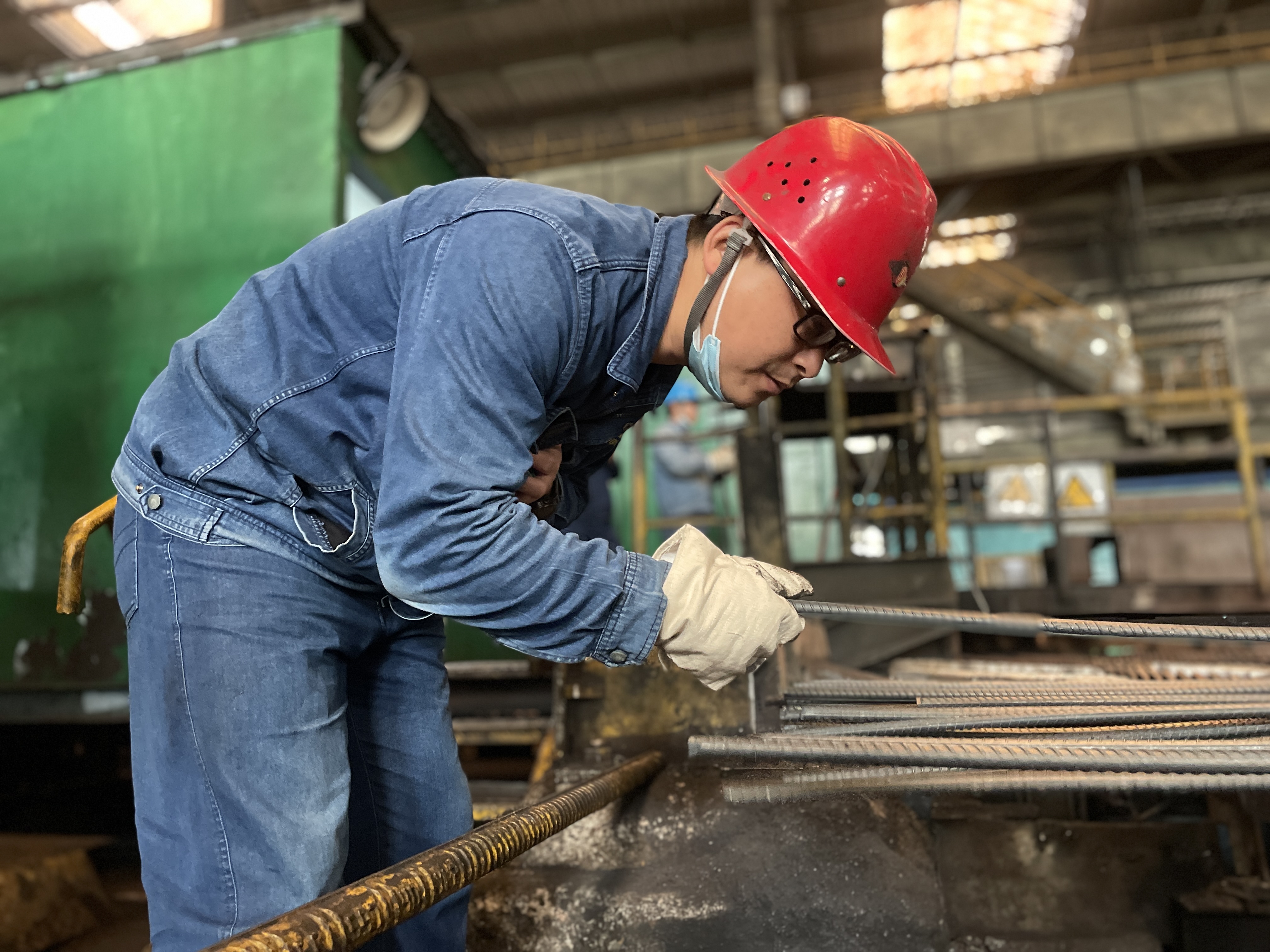 “鐵人”精神綻放時(shí)代光芒  奮斗的紅旗永不褪色 ——記2021年陜鋼集團(tuán)“先進(jìn)工作者”黃超