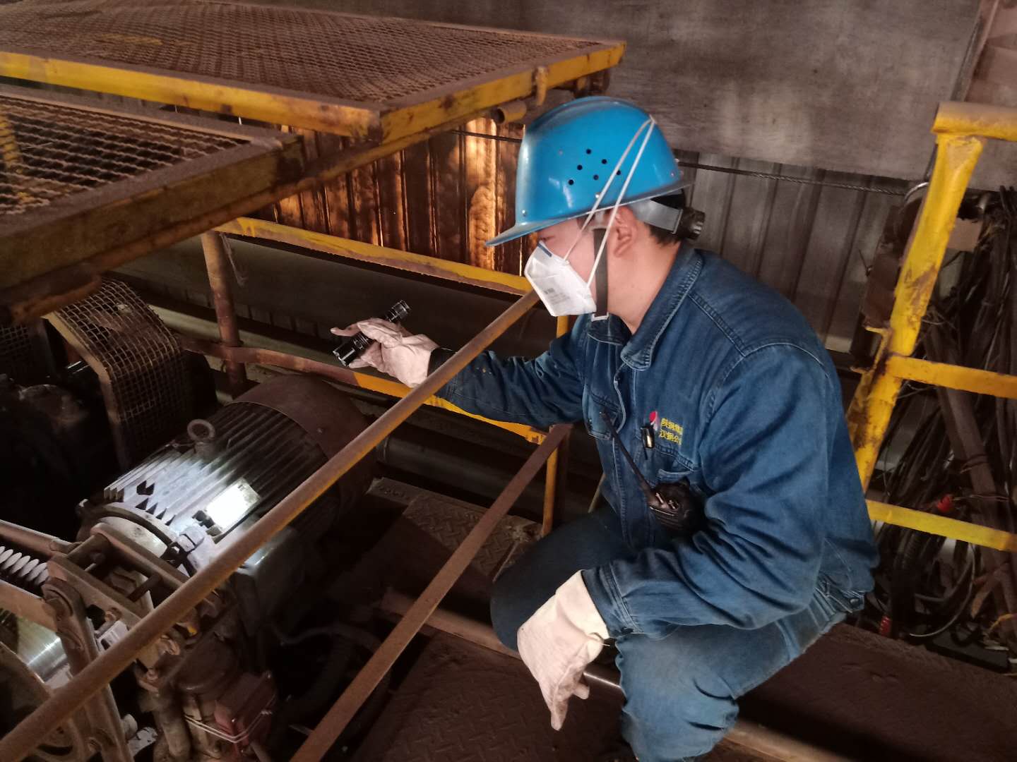 黑暗中的逆行人