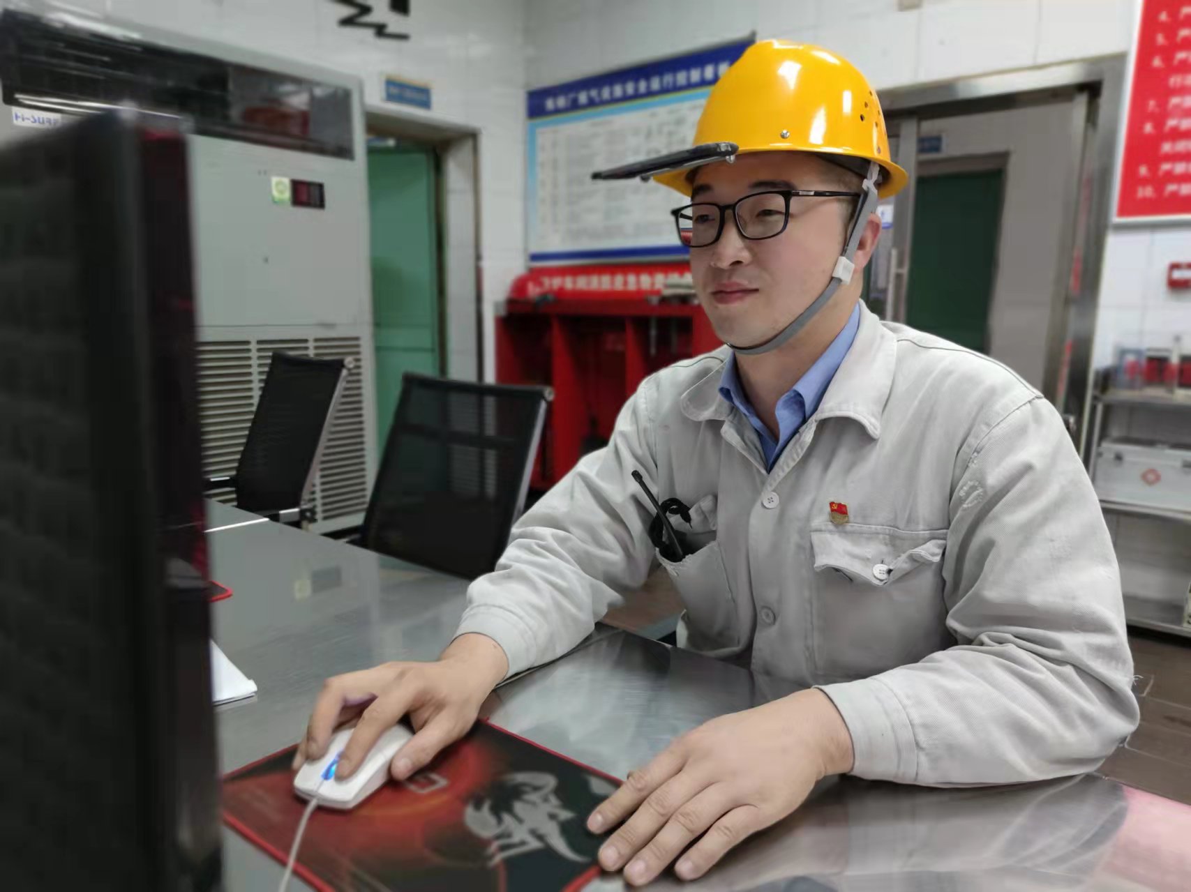 有顏值，還有技術(shù)，這個(gè)煉鋼小伙“自帶光環(huán)”！