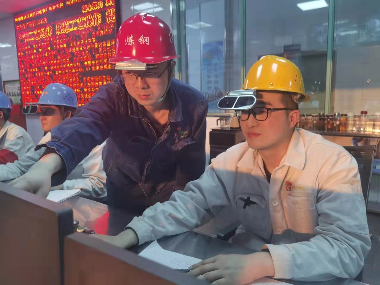 有顏值，還有技術(shù)，這個(gè)煉鋼小伙“自帶光環(huán)”！