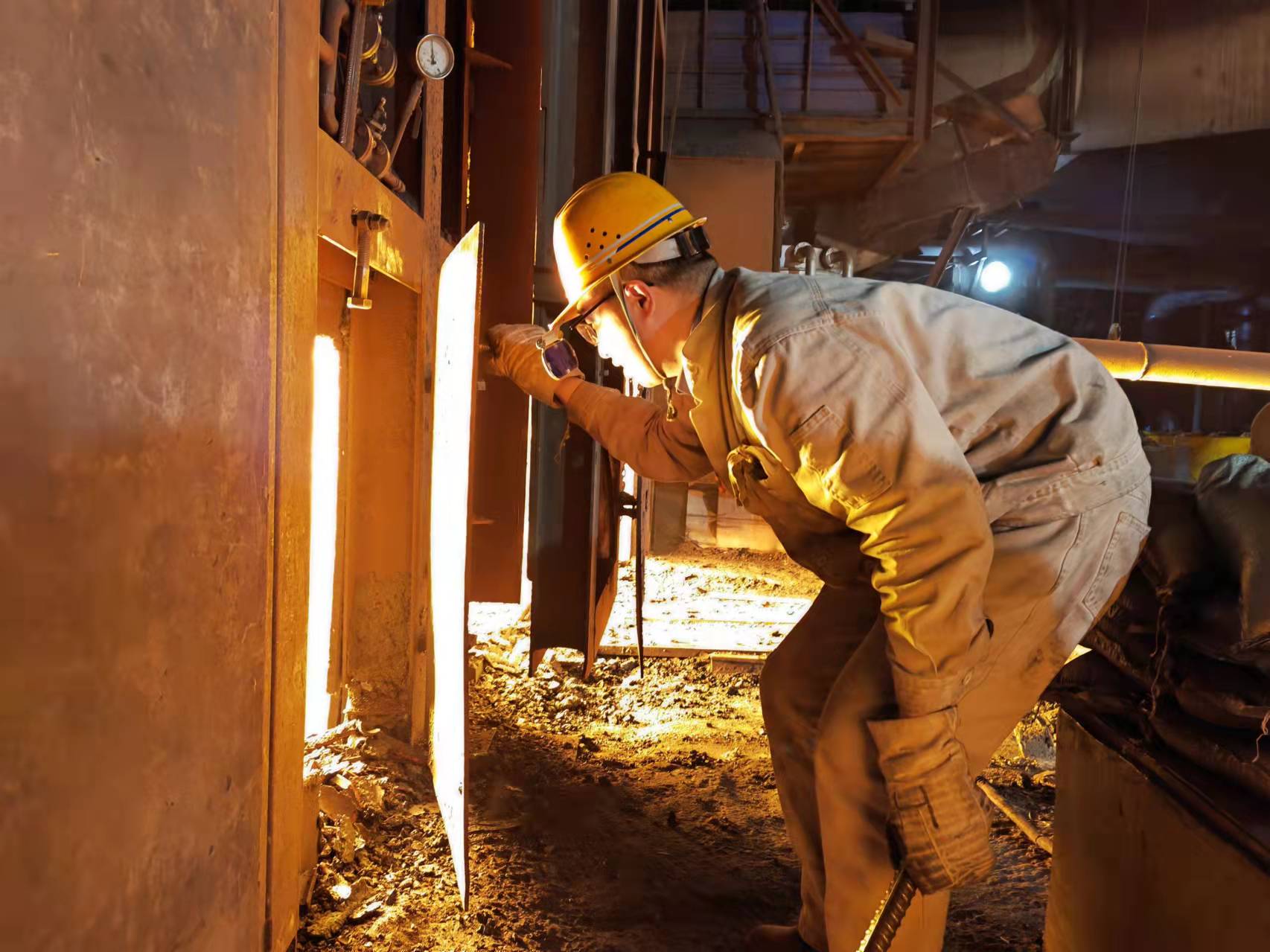 有顏值，還有技術(shù)，這個(gè)煉鋼小伙“自帶光環(huán)”！