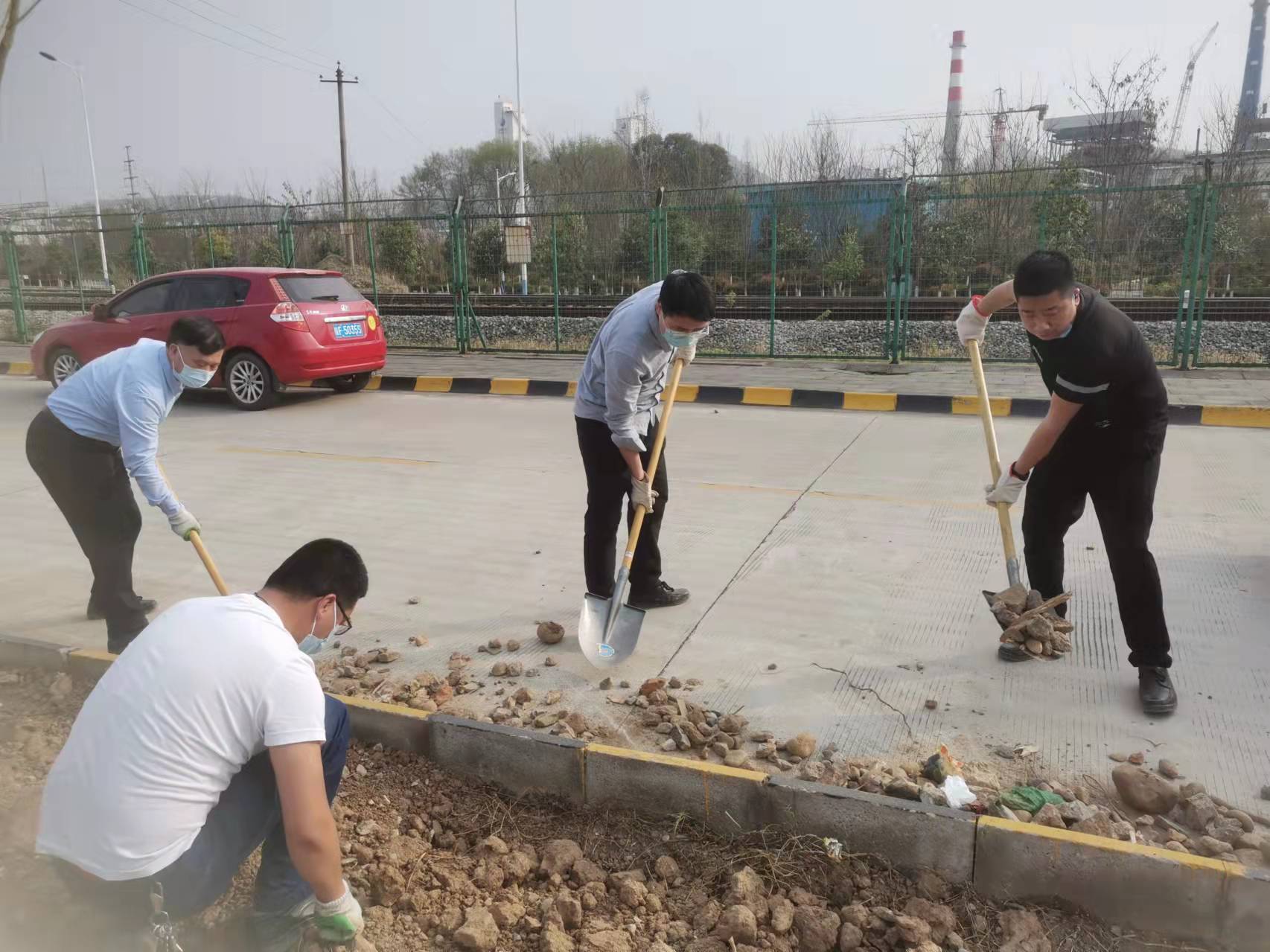 添綠加彩正當(dāng)時(shí)！機(jī)關(guān)黨委開(kāi)展義務(wù)勞動(dòng)活動(dòng)