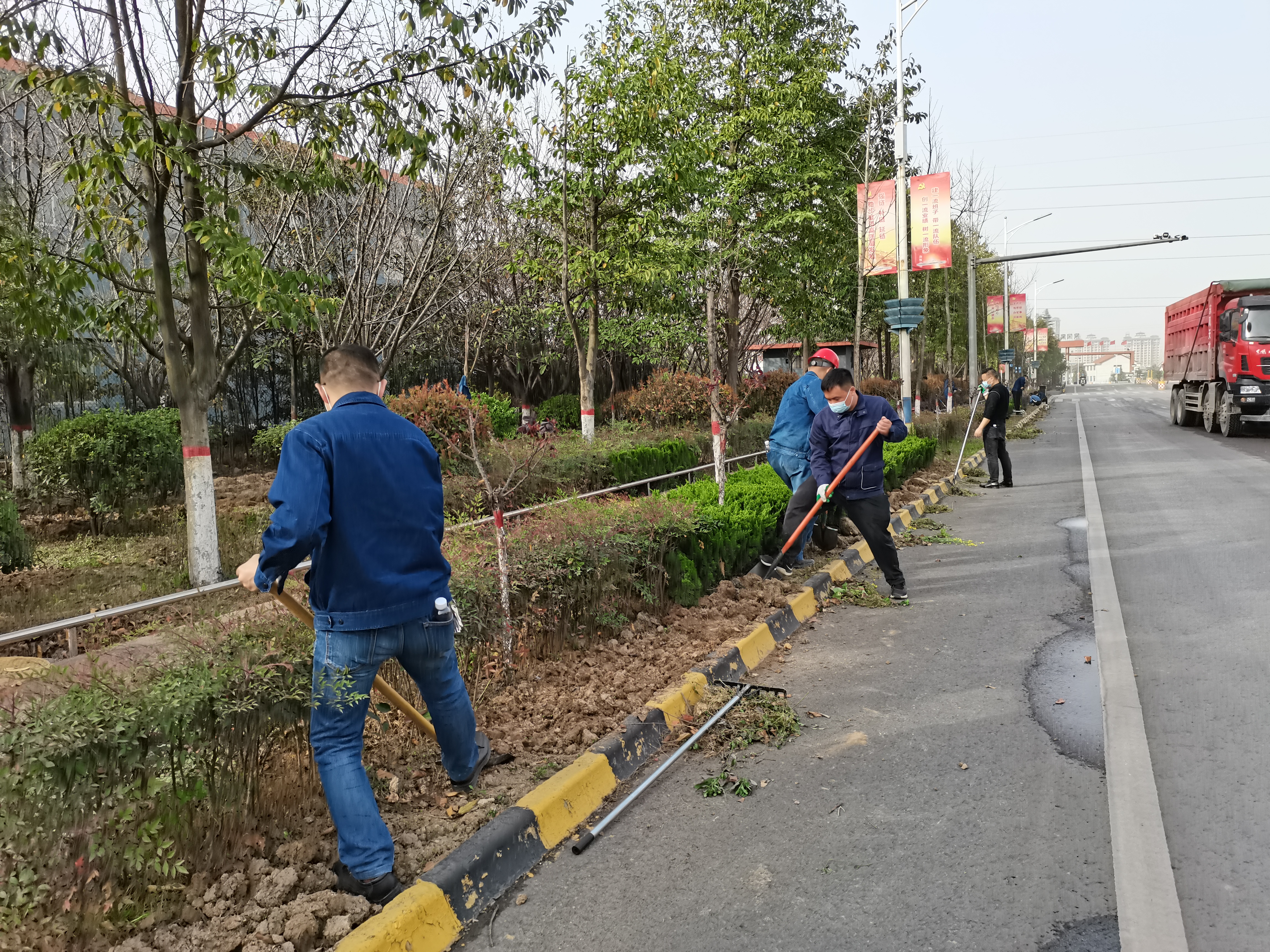 添綠加彩正當(dāng)時(shí)！機(jī)關(guān)黨委開(kāi)展義務(wù)勞動(dòng)活動(dòng)