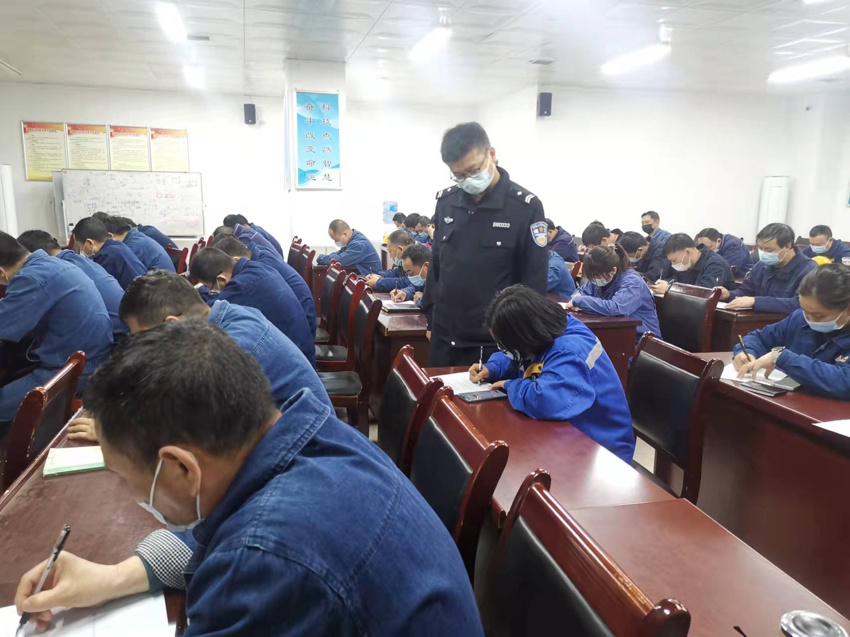 安全培訓(xùn)“不打烊”  漢鋼公司危險化學(xué)品專項培訓(xùn)開講啦！