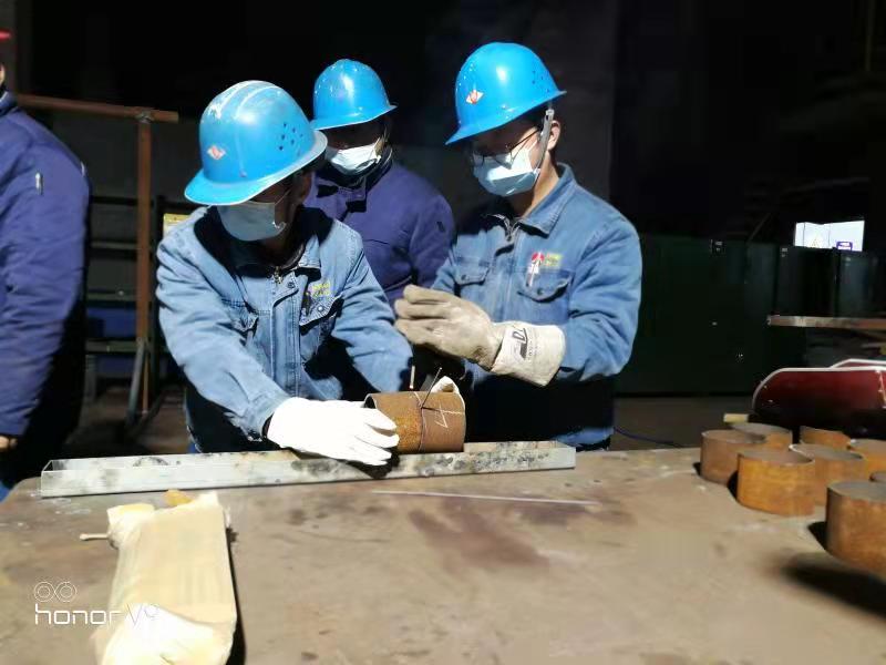 手不離鋤、腳不離地的“維修人”