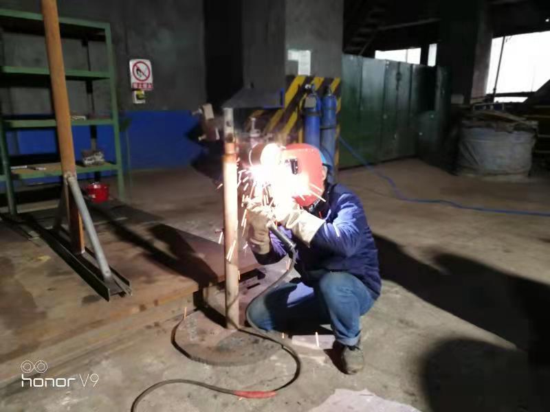 手不離鋤、腳不離地的“維修人”