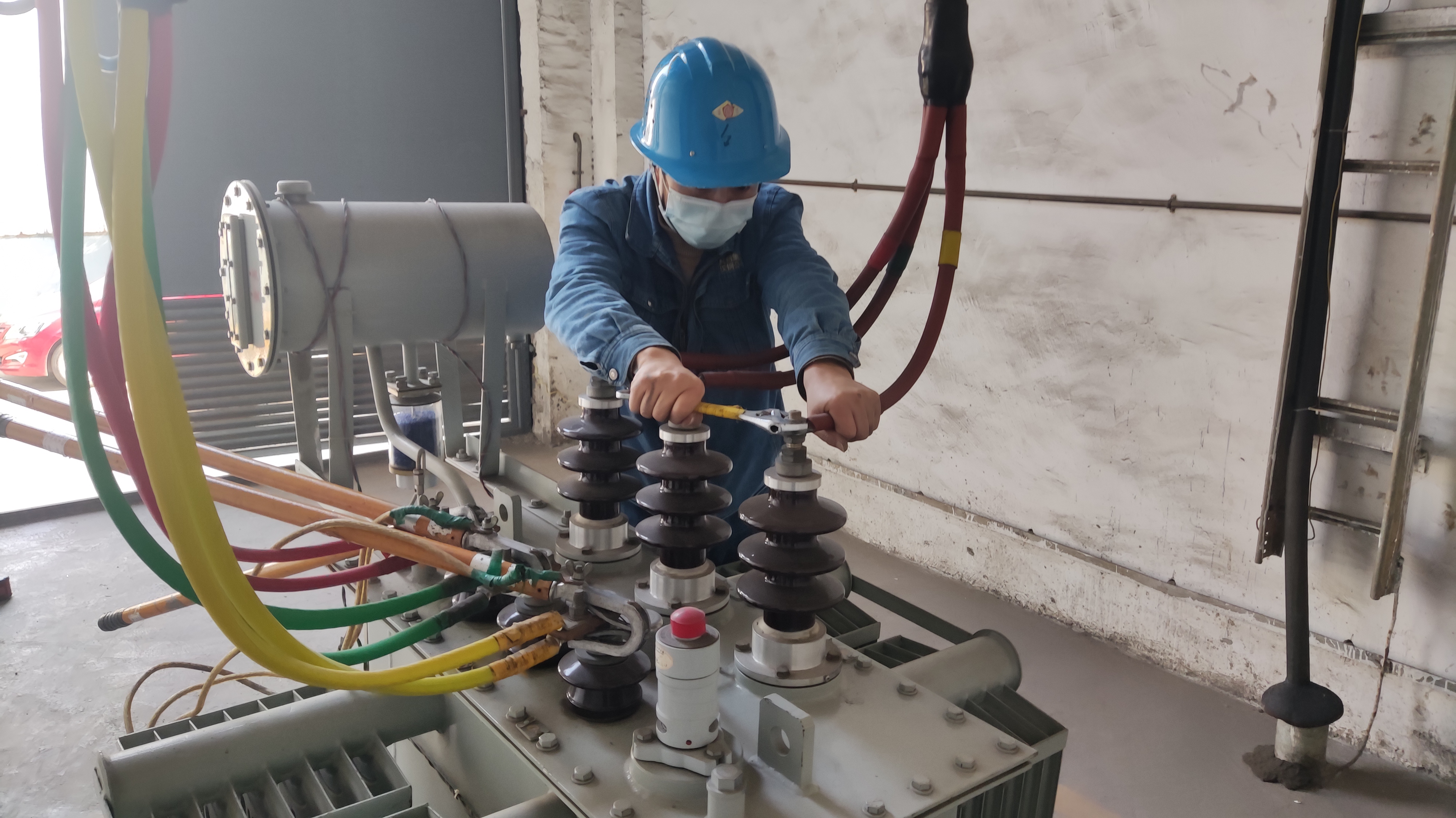 共同趕“烤” 筑牢設(shè)備防暑“安全網(wǎng)”