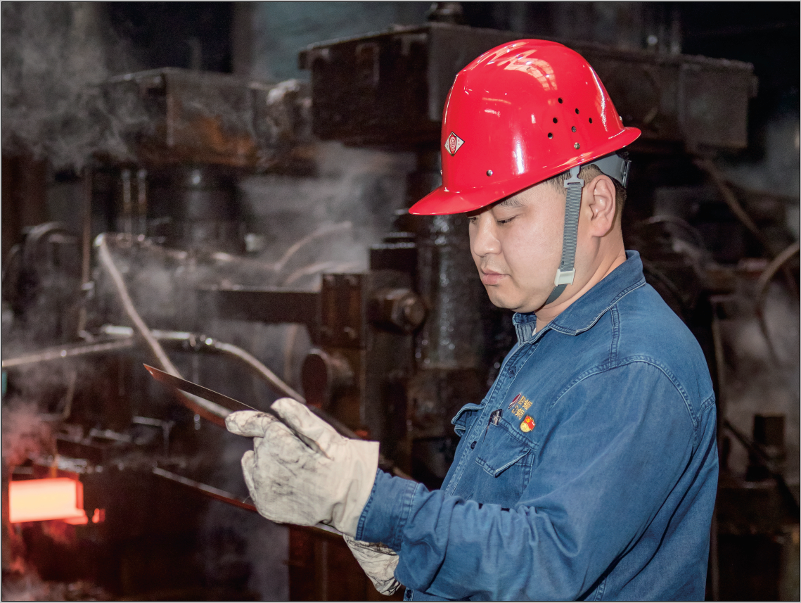 櫛風(fēng)沐雨十余載  篳路藍(lán)縷終有成——記陜煤化集團(tuán)2014-2015年度“勞動(dòng)模范”李勇強(qiáng)