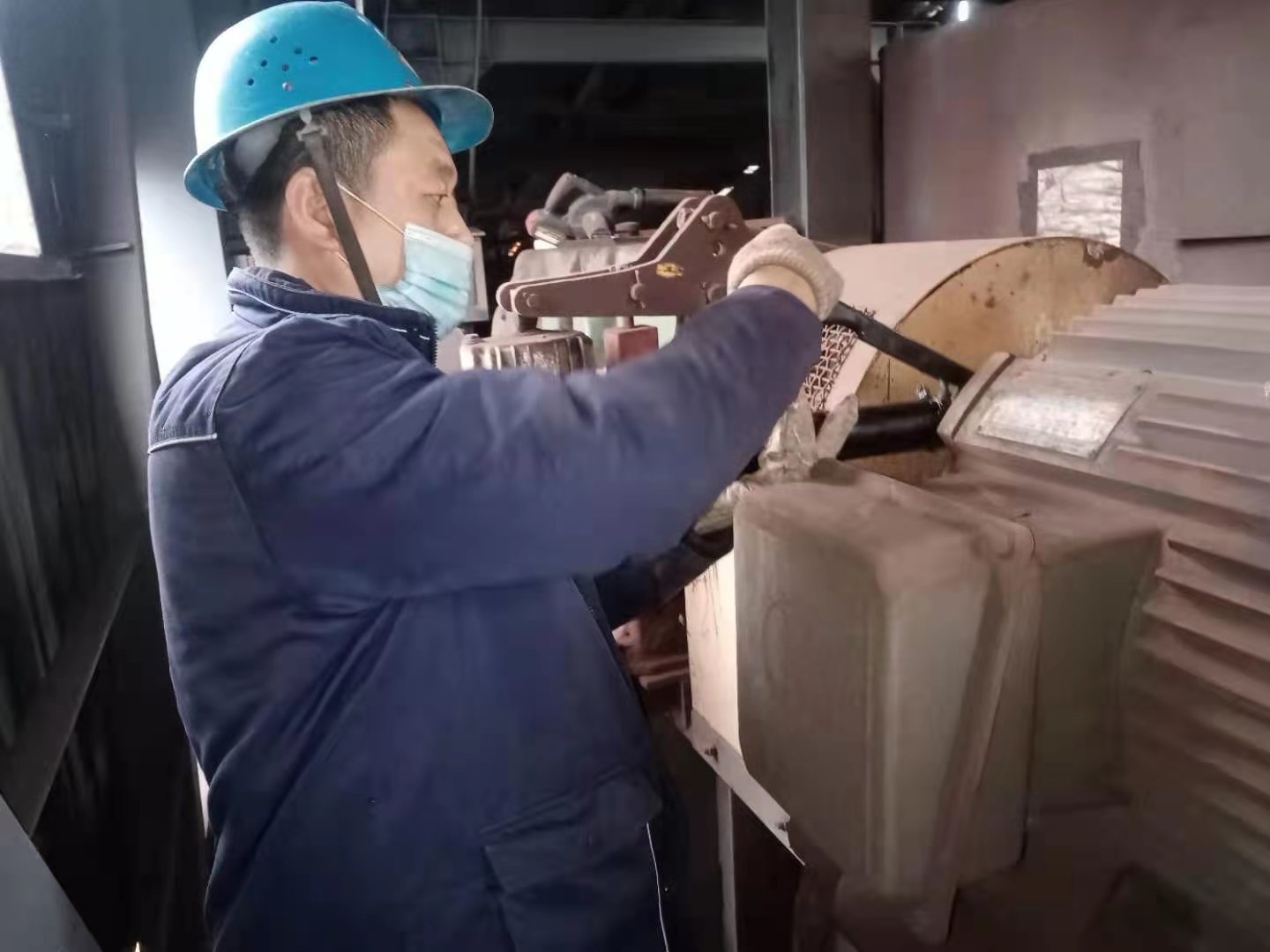 筑夢漢鋼建功勛 勞模精神催人進(jìn)——記燒結(jié)廠一季度“勞動模范”王新春