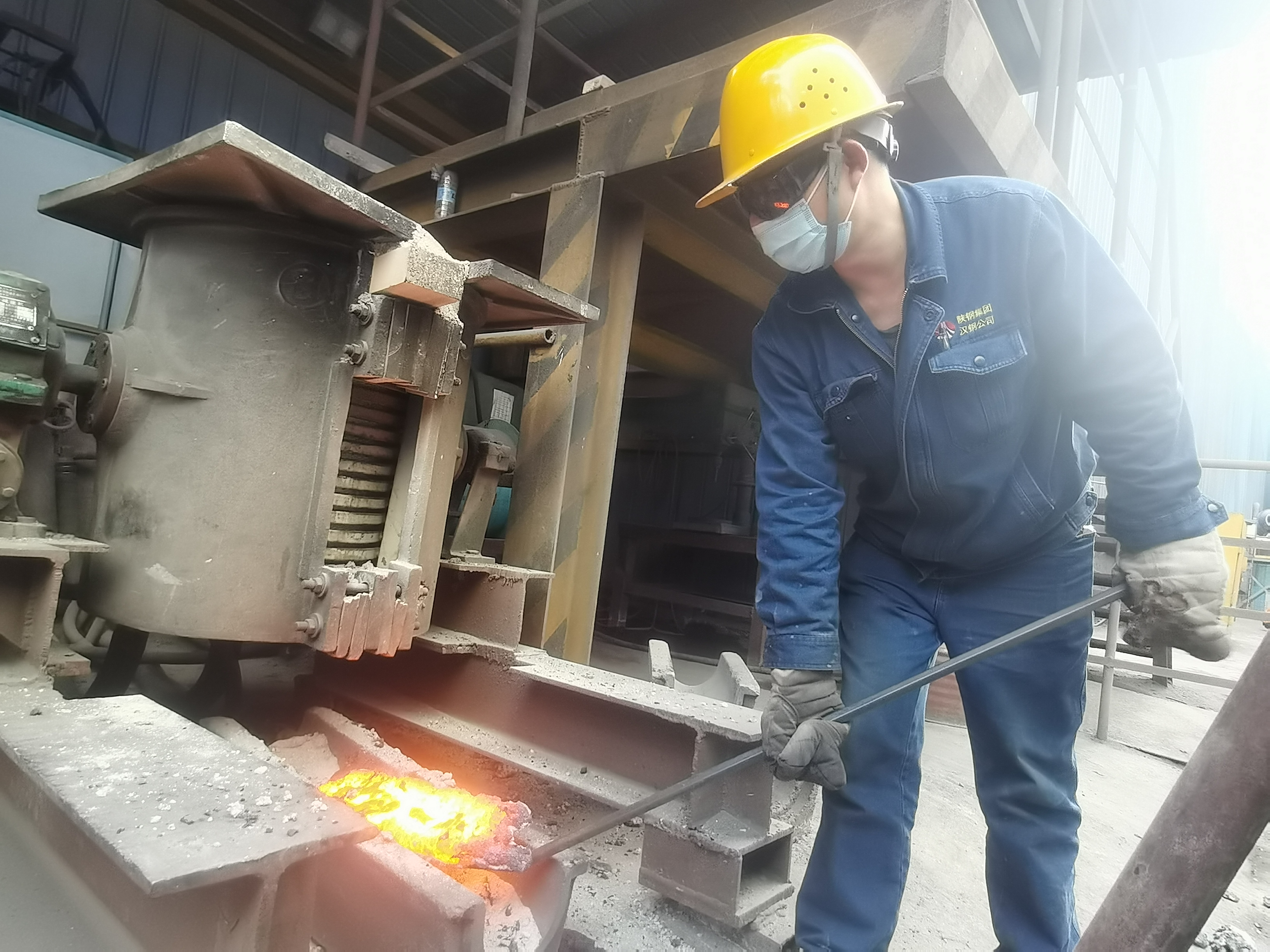 千淘萬漉雖辛苦，“裝臺”煉鋼獻青春