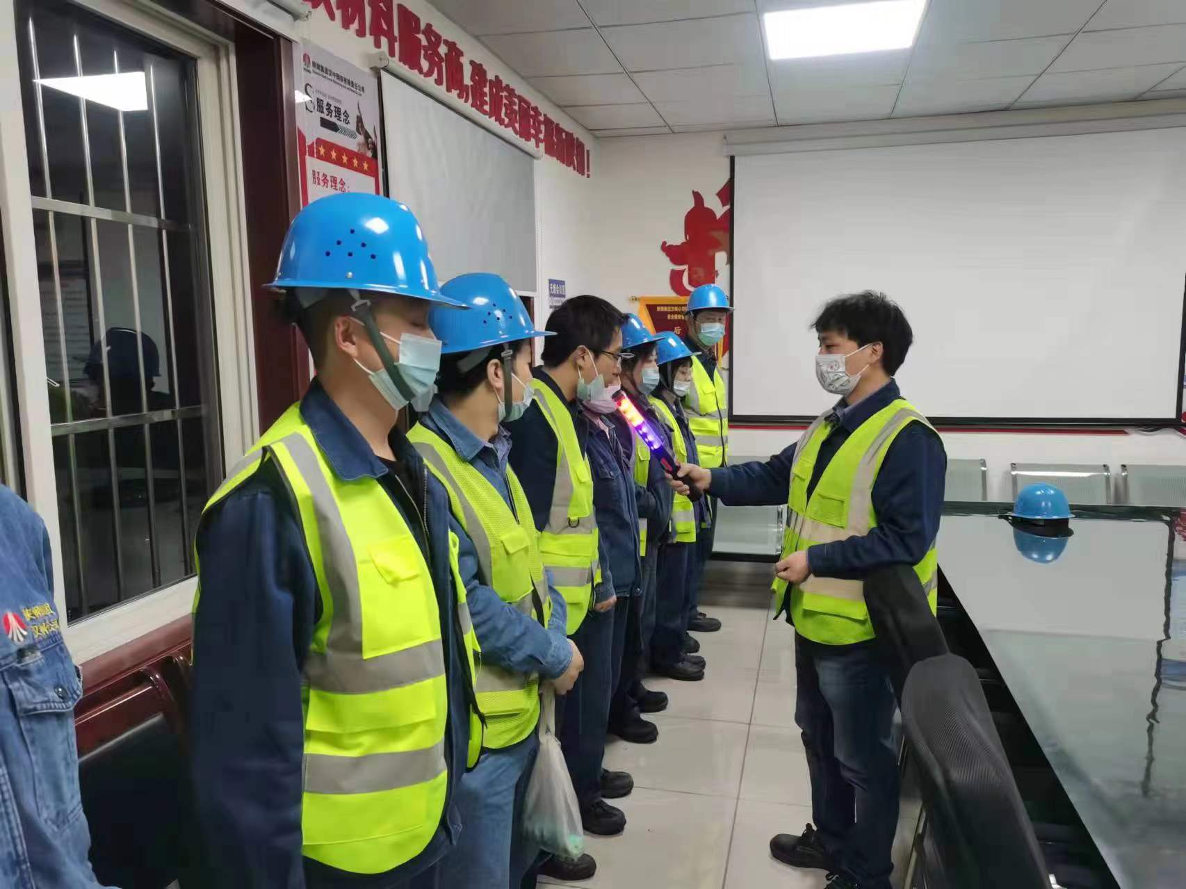 堅守一線燃青春   不負使命勇?lián)? title=