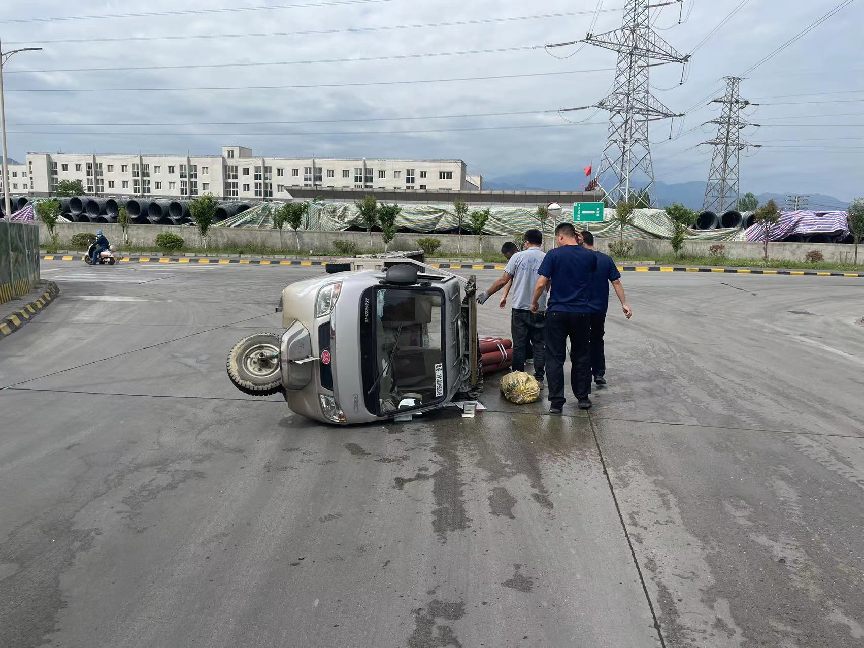 暖了！廠區(qū)一車輛側(cè)翻，公司專職消防隊(duì)巡查途中幫忙解困