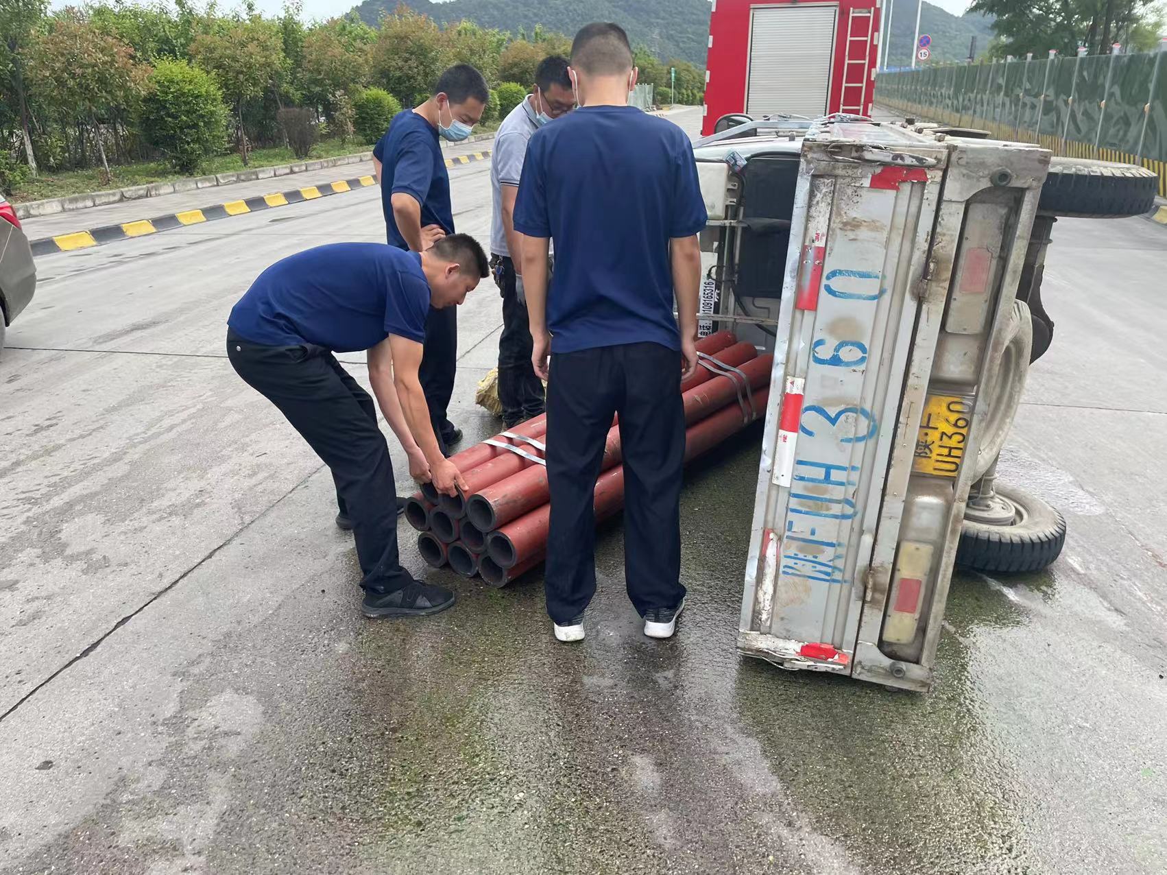 暖了！廠區(qū)一車輛側(cè)翻，公司專職消防隊(duì)巡查途中幫忙解困