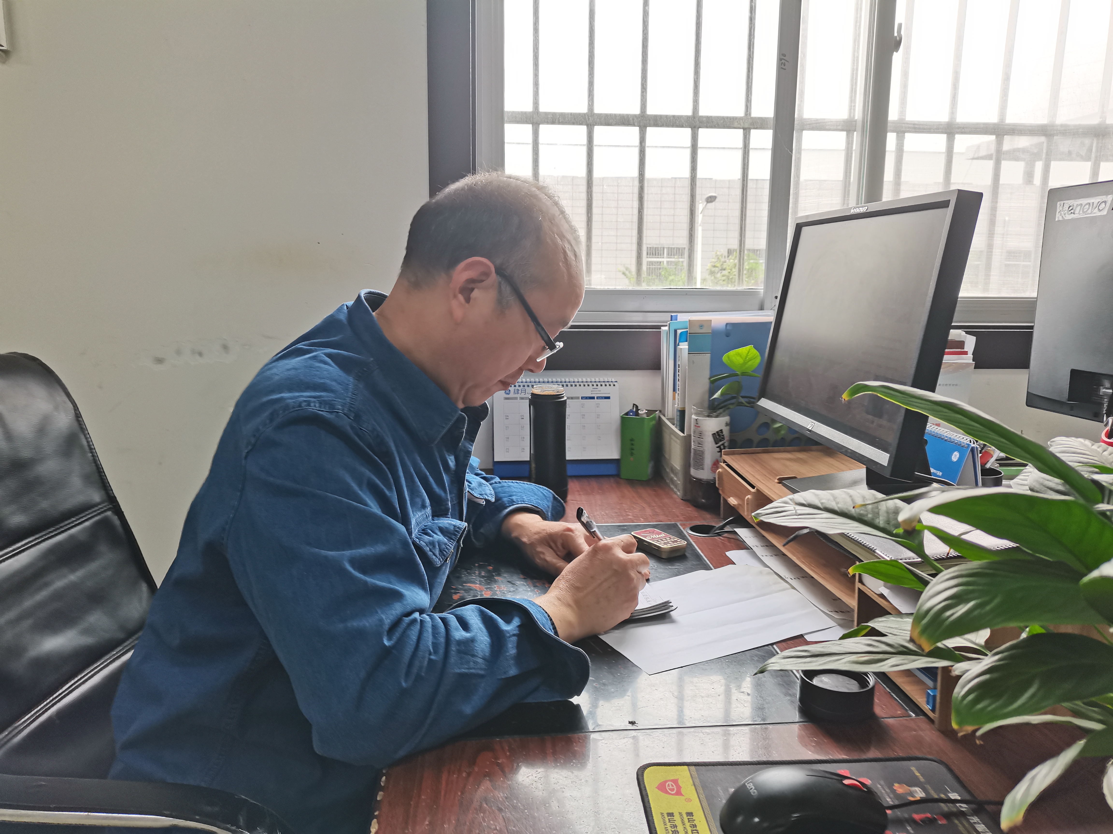 用堅(jiān)守筑就節(jié)日“最美風(fēng)景線”