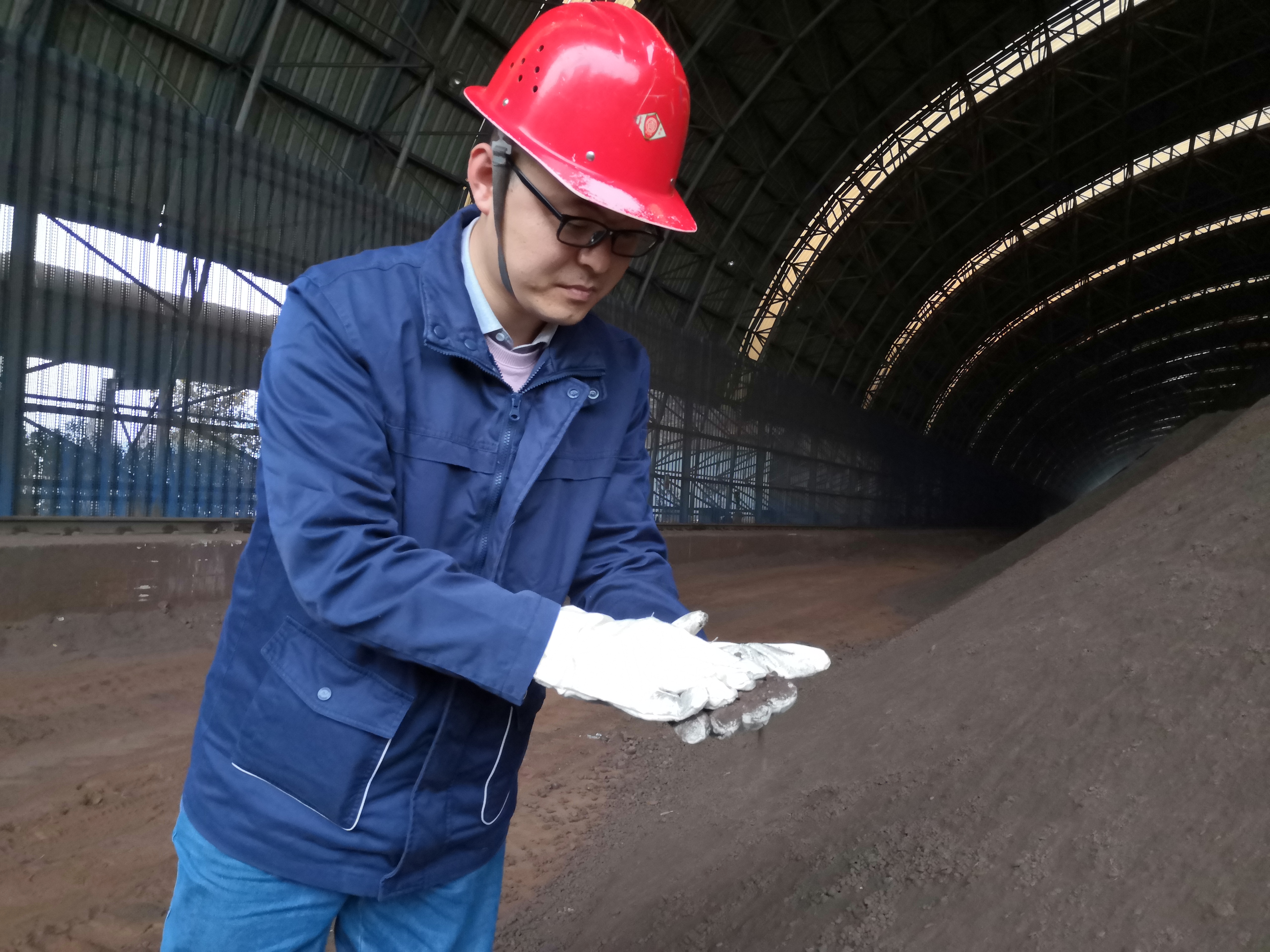 砥礪深耕結(jié)碩果 載譽前行啟新程——記獎獲項目組成員漢鋼公司燒結(jié)廠廠長助理王建鵬