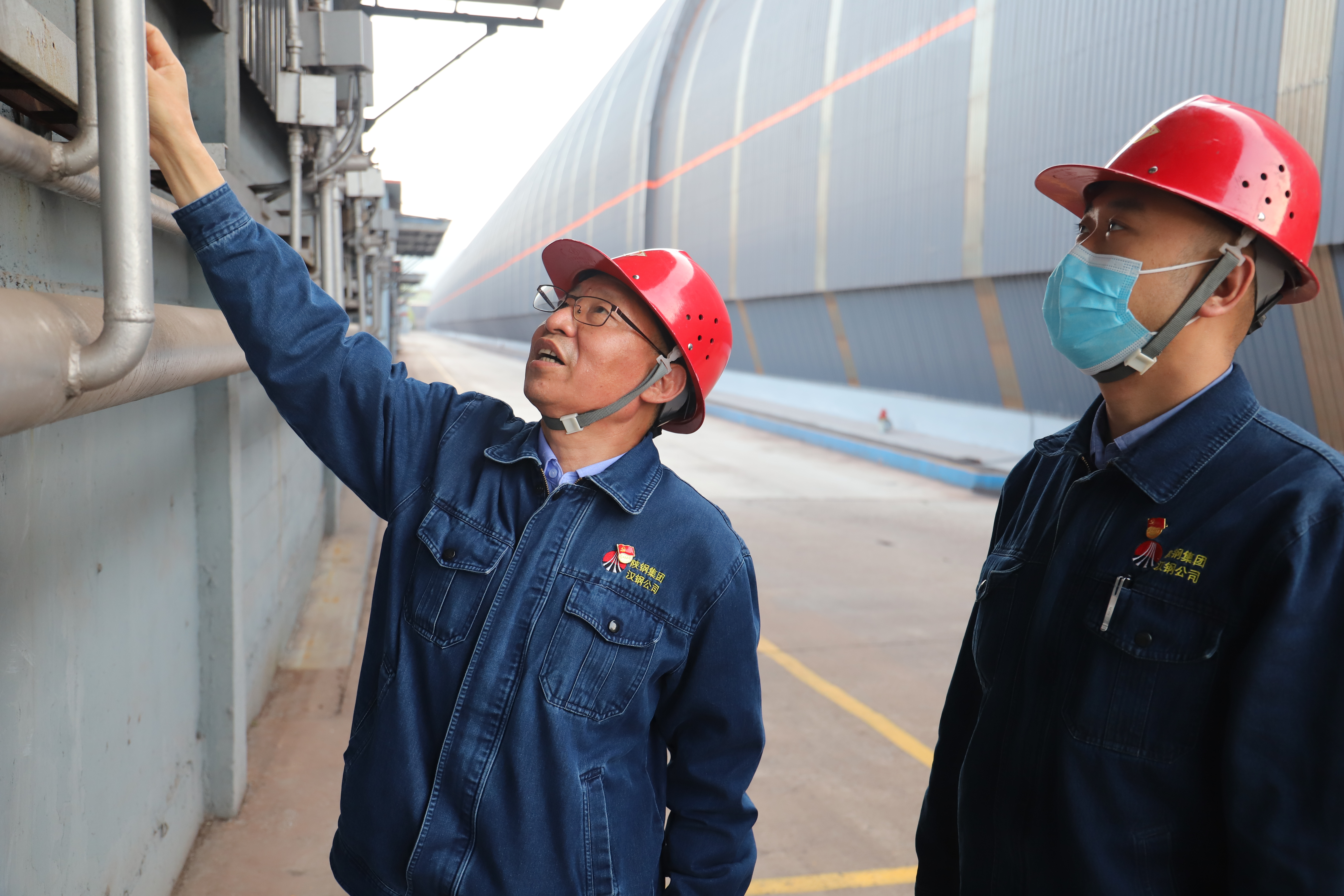 在技術(shù)創(chuàng)新的“考場(chǎng)”上實(shí)現(xiàn)自我價(jià)值——記獲獎(jiǎng)項(xiàng)目主創(chuàng)人漢鋼公司黨委委員、 燒結(jié)廠黨委書(shū)記、廠長(zhǎng)  韋勝利