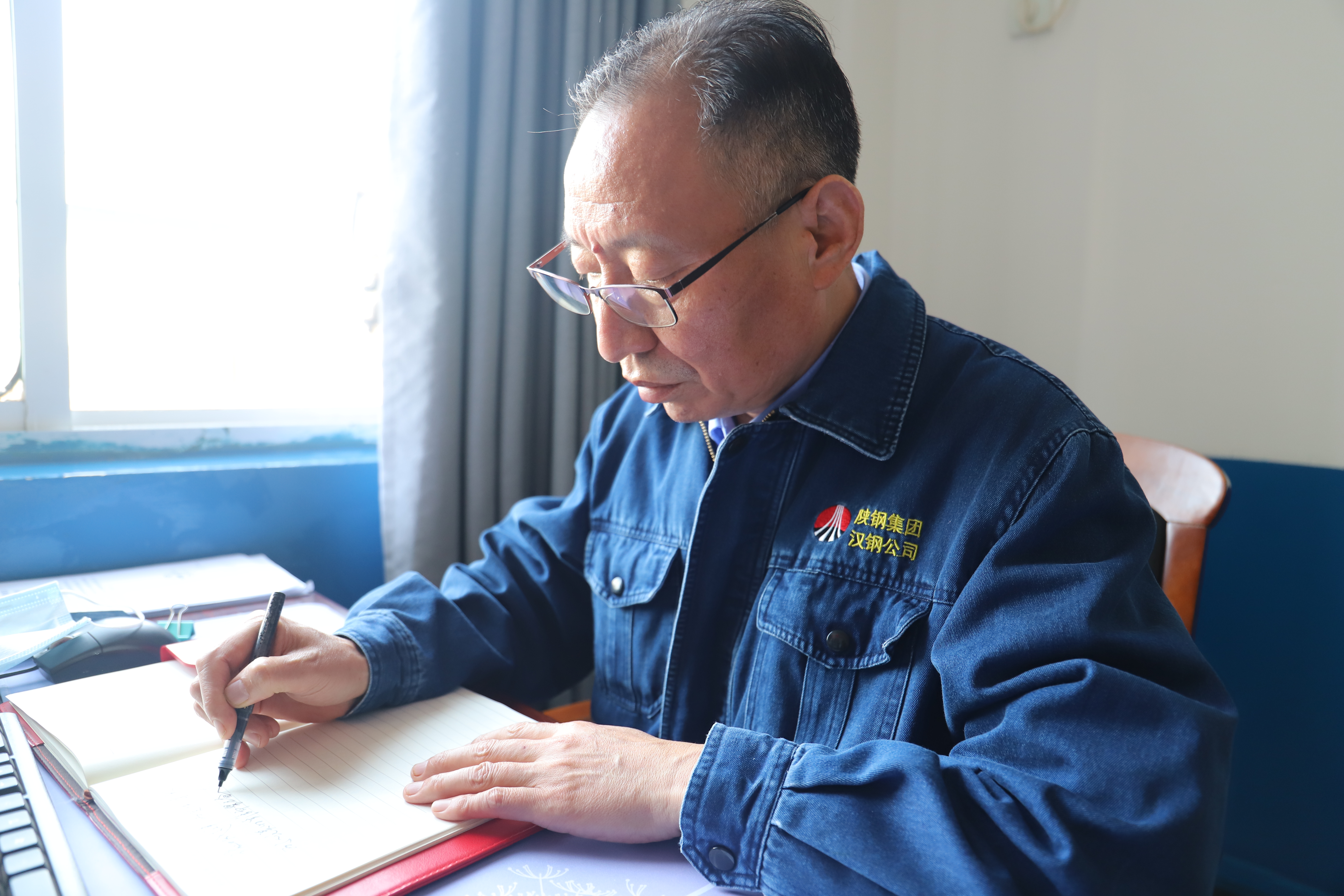 在技術(shù)創(chuàng)新的“考場(chǎng)”上實(shí)現(xiàn)自我價(jià)值——記獲獎(jiǎng)項(xiàng)目主創(chuàng)人漢鋼公司黨委委員、 燒結(jié)廠黨委書(shū)記、廠長(zhǎng)  韋勝利