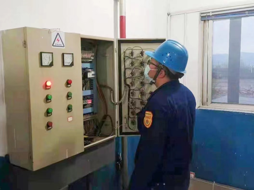 立足崗位勇?lián)?zé)  真抓實干護(hù)安全——記計量檢驗中心原料監(jiān)督站青年安全崗員周鵬