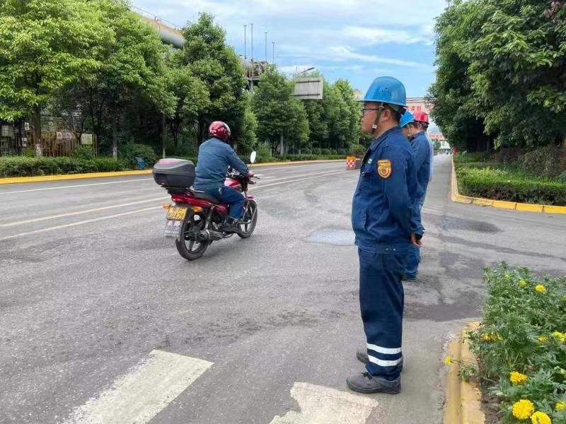 立足崗位勇?lián)?zé)  真抓實干護(hù)安全——記計量檢驗中心原料監(jiān)督站青年安全崗員周鵬