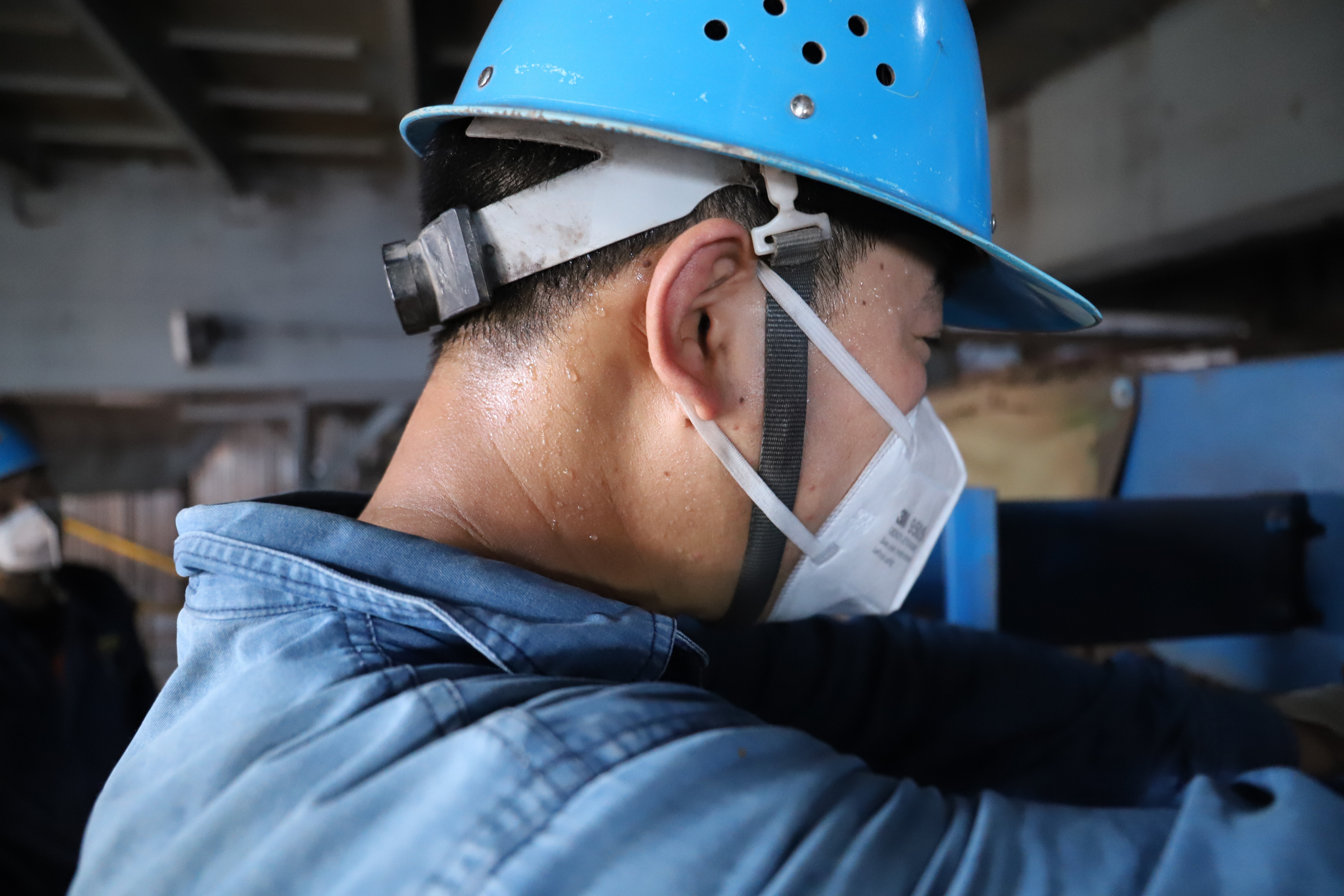 高溫“烤”驗(yàn)下的堅(jiān)守——燒結(jié)廠生產(chǎn)一線員工戰(zhàn)高溫斗酷暑保生產(chǎn)