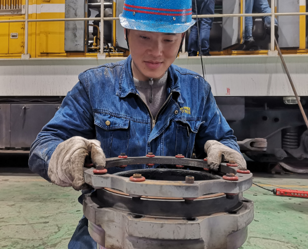 奮戰(zhàn)在高溫下的“鋼鐵俠”