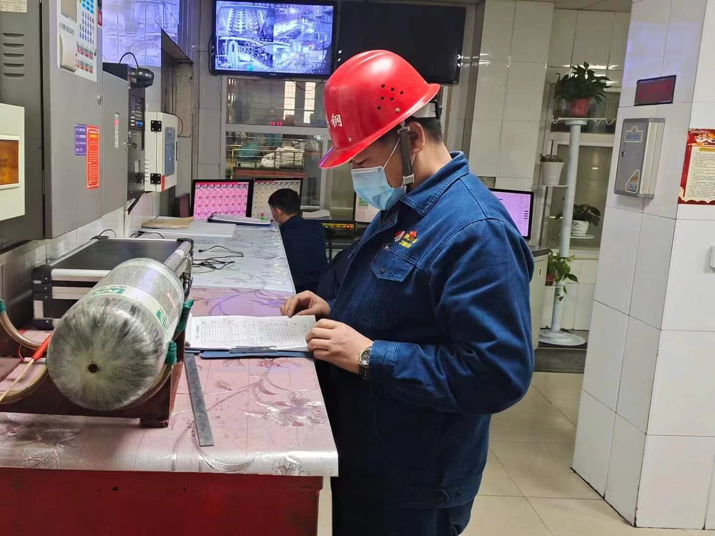 堅(jiān)持“三個(gè)過硬”，筑牢廉政“堤壩”