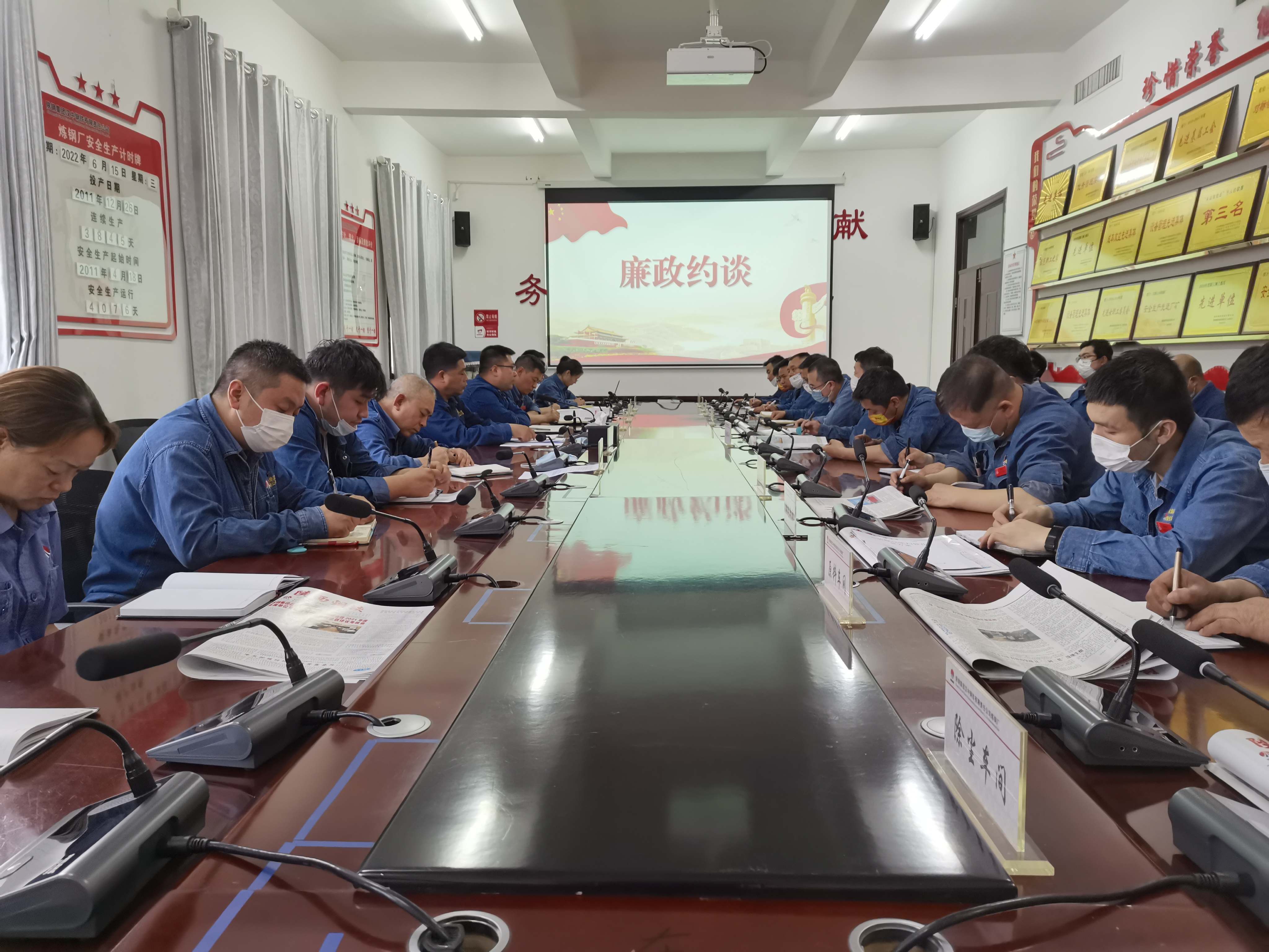 清風(fēng)勁吹，“廉”花自開