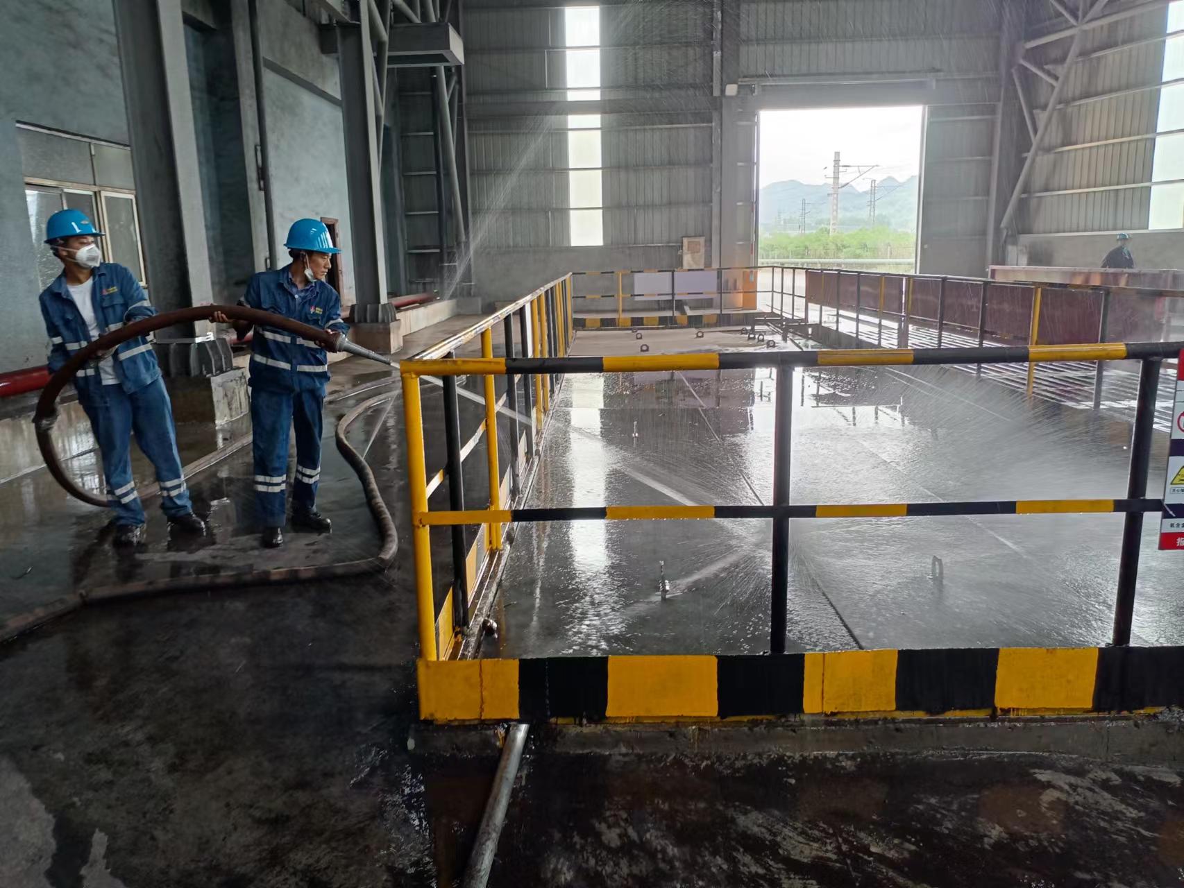 酷暑下的小分隊