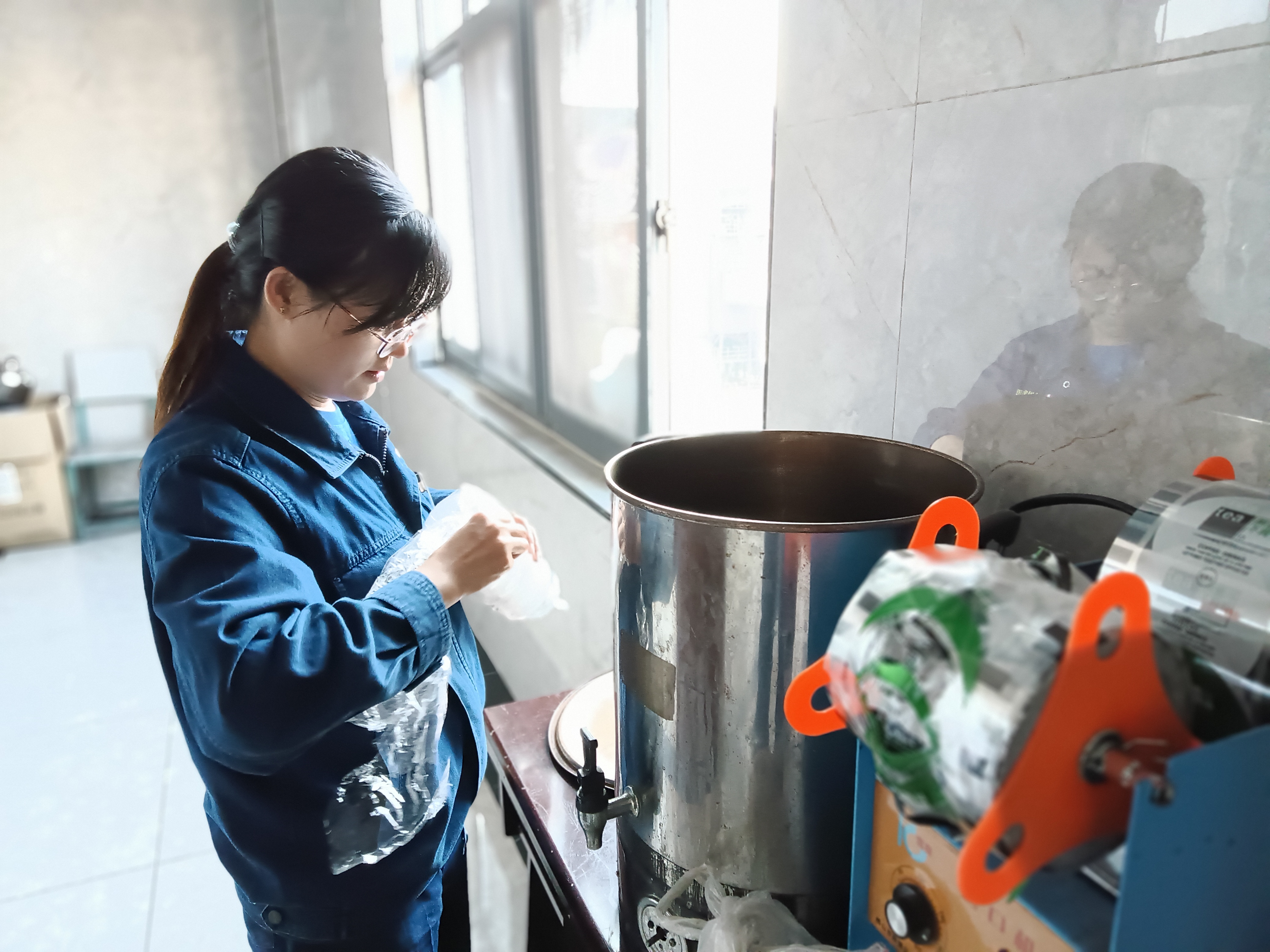 “熱浪來襲” 他們戰(zhàn)高溫，出“涼”策