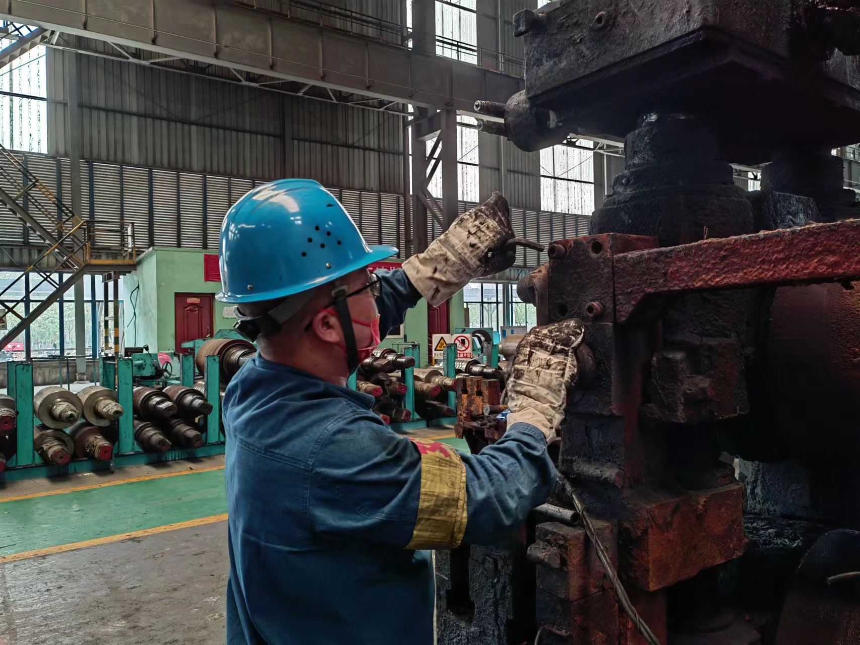 把軋機(jī)當(dāng)“兄弟”的“二黑”班長