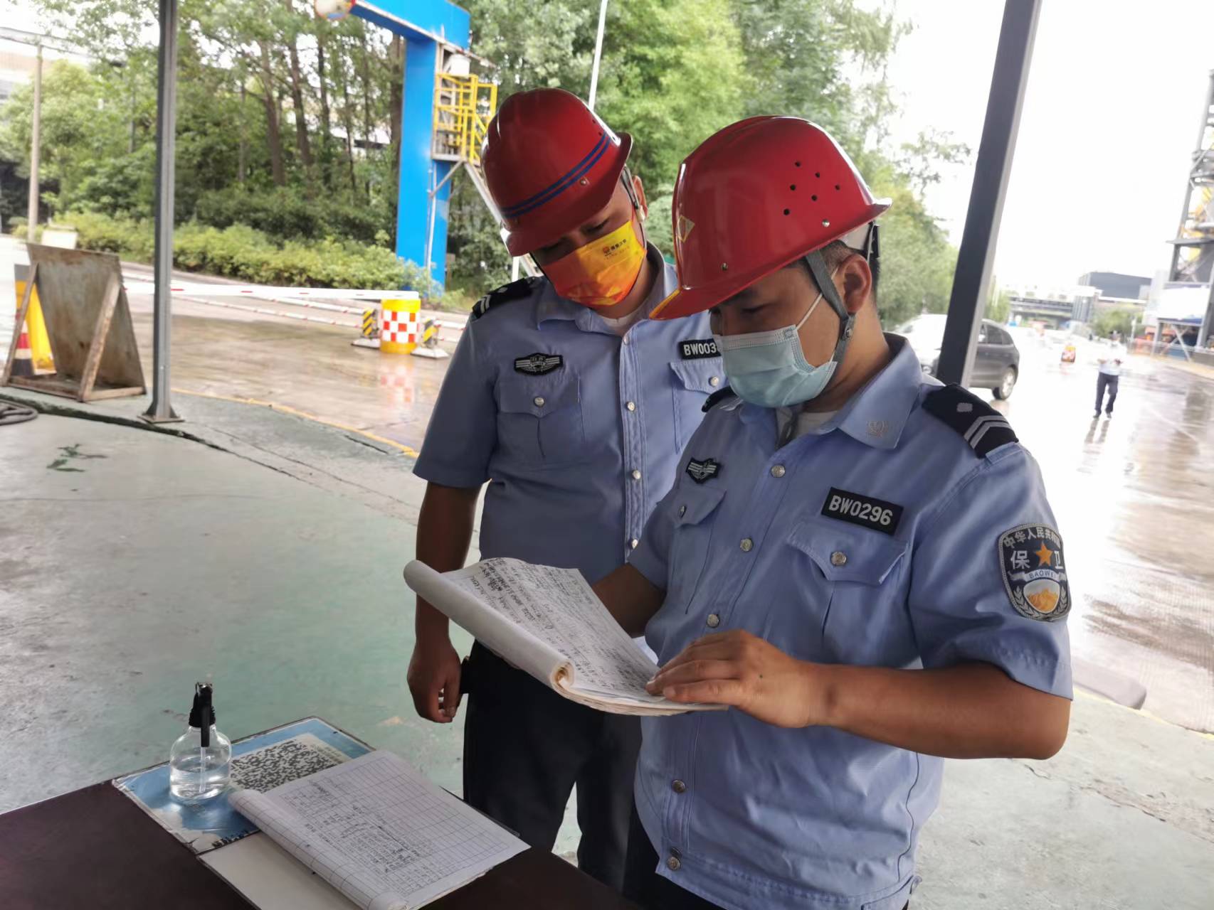 永葆初心不褪色，無(wú)私奉獻(xiàn)敢擔(dān)當(dāng)