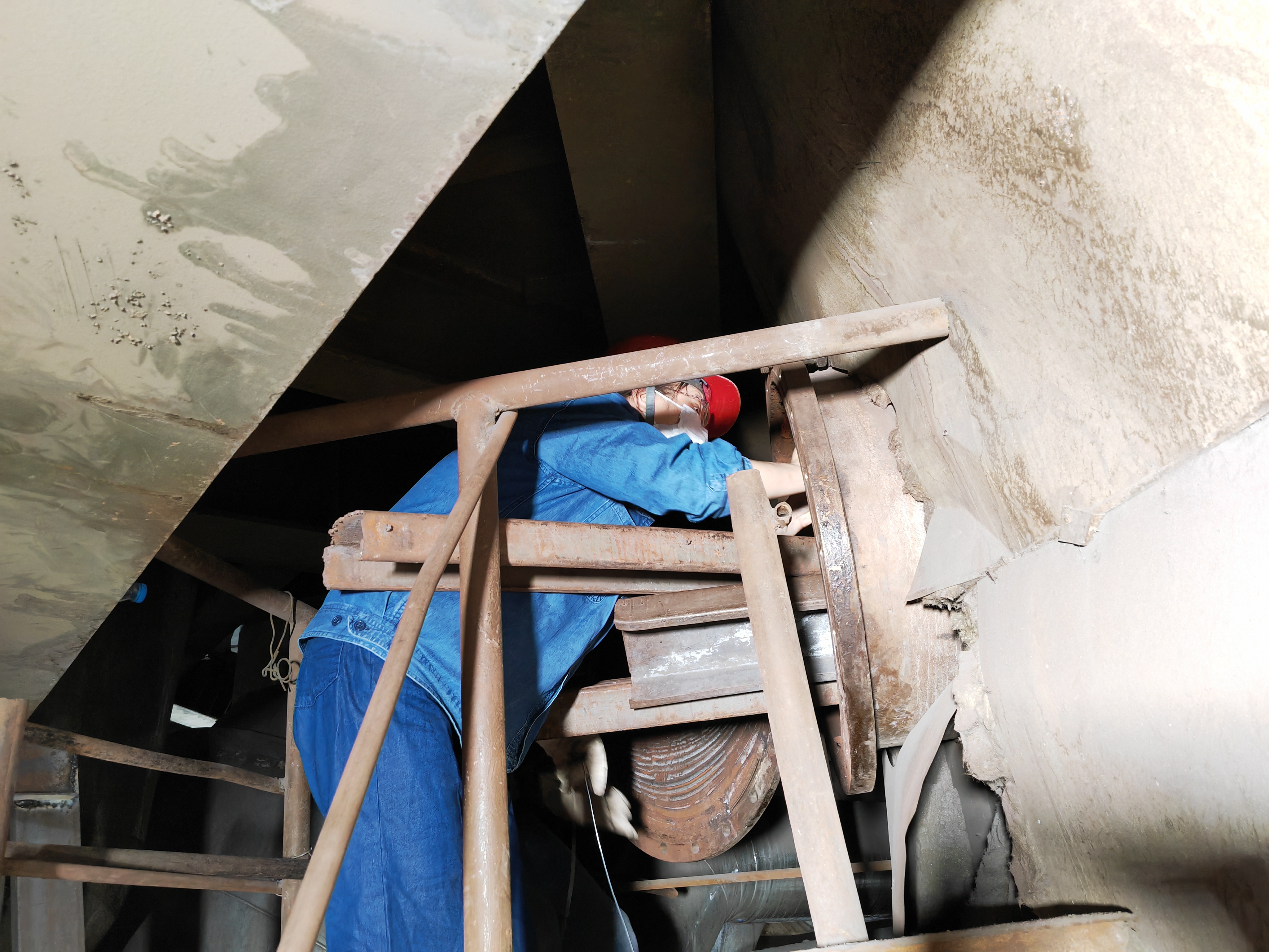 巾幗力量勇?lián)?dāng)，撐起檢修“半邊天”