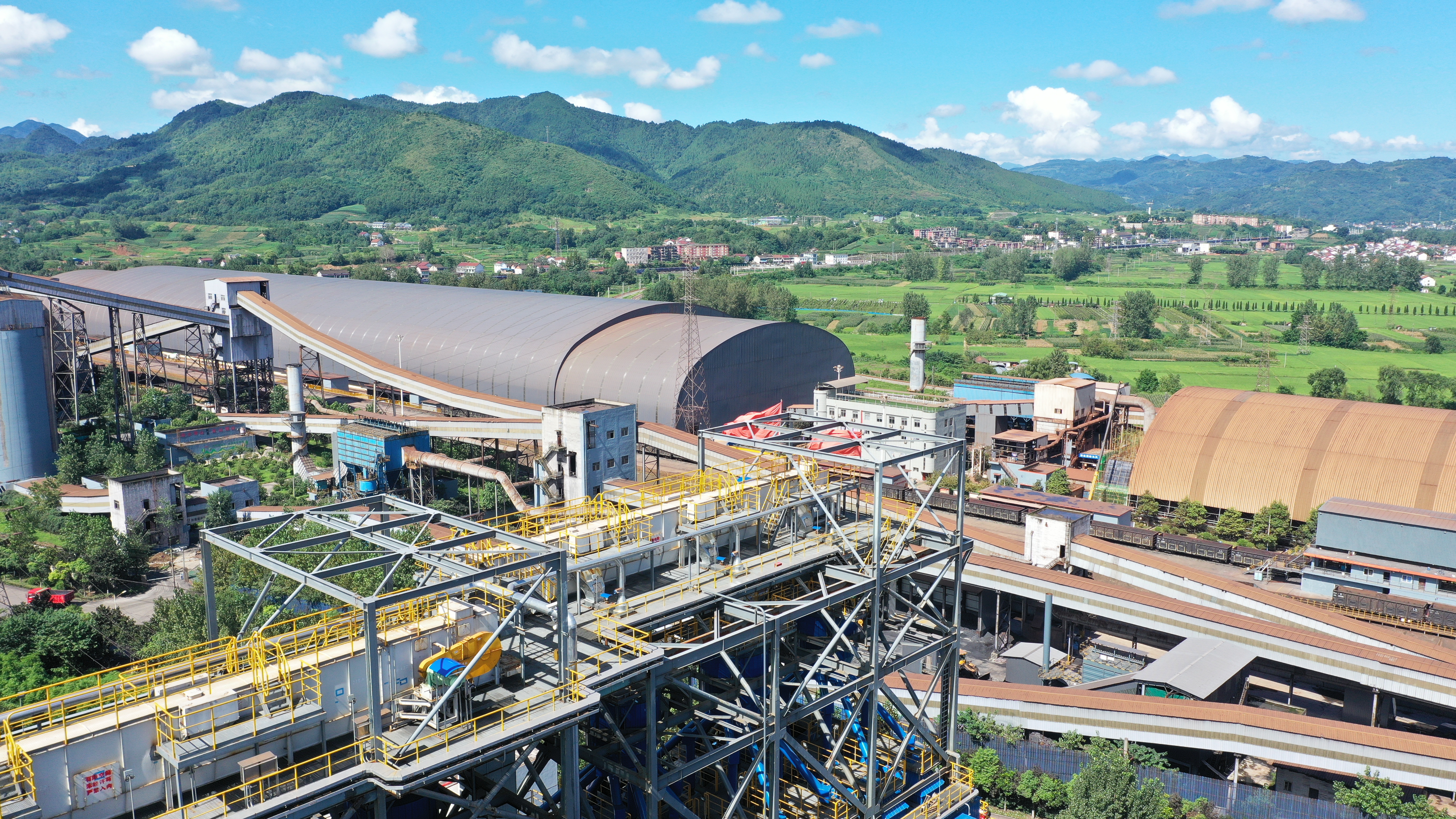 構(gòu)建綠色產(chǎn)業(yè)，引領(lǐng)低碳發(fā)展之路