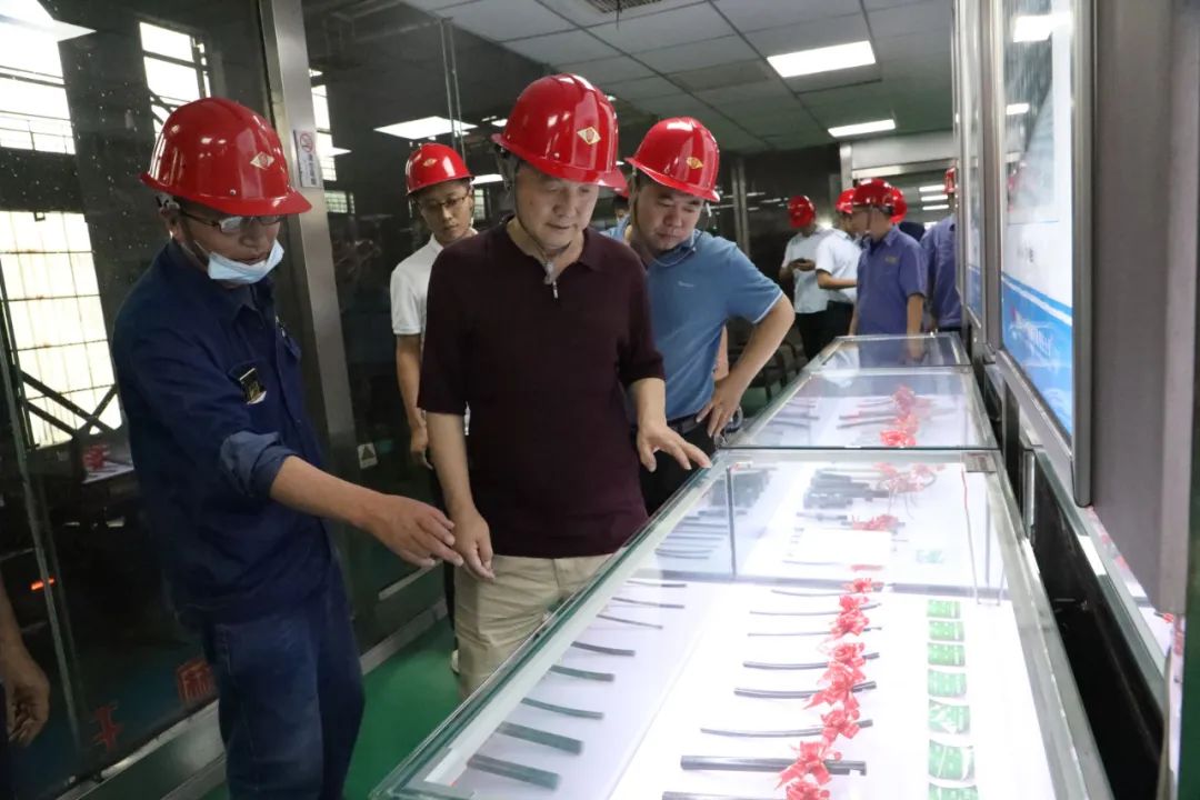 西安工業(yè)大學教授李建平一行到公司調(diào)研